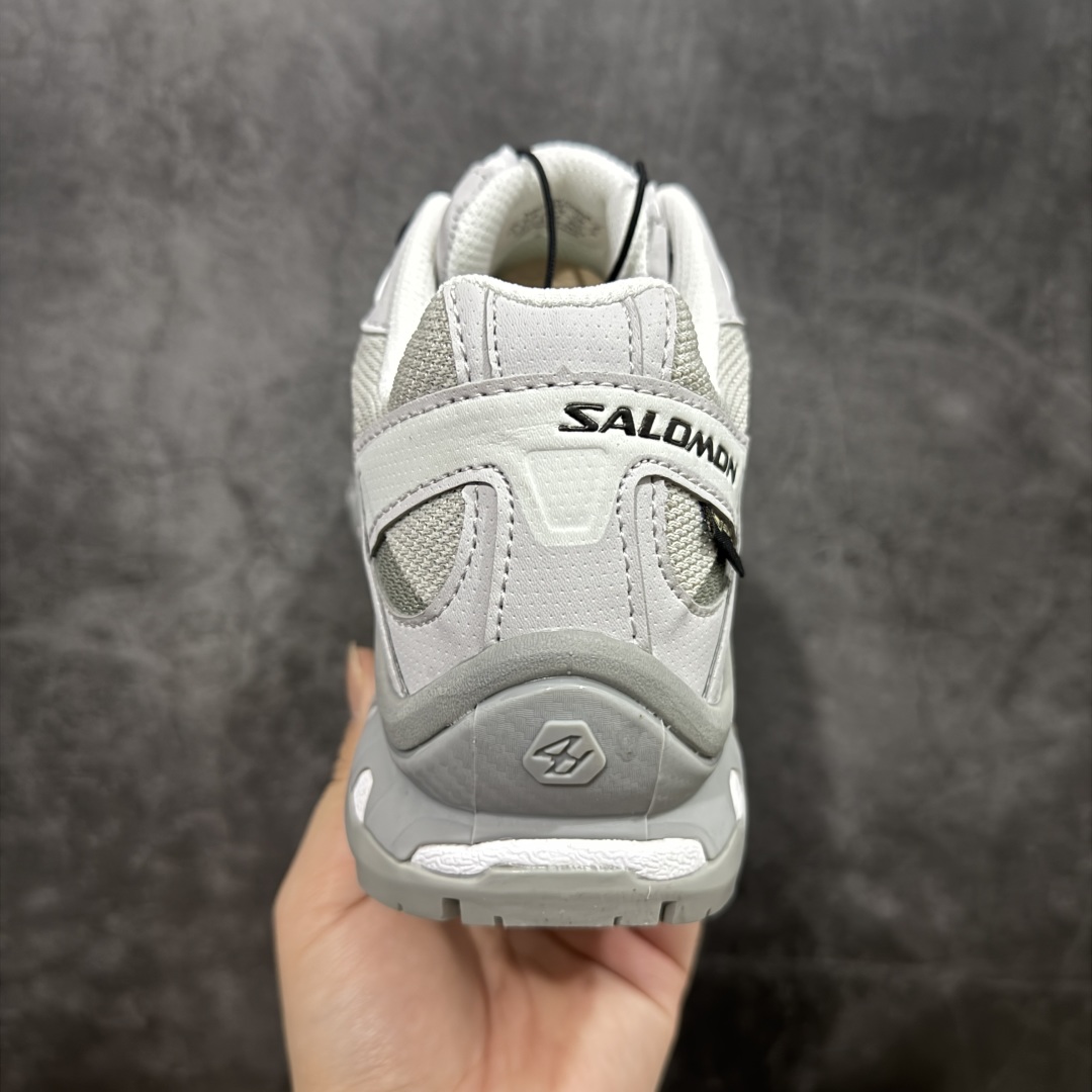 图片[4]-【PK升级版】Salomon XT-QUEST ADV 萨洛蒙 时尚 舒适减震防滑耐磨 低帮跑步鞋 男女同款 474296 纯原外贸平台特供订单 耗时半年巨作 全套原纸板楦头开发 原厂特供网布配套加持 确保原汁原味 完美呈现版型 原档数据独家私模五层组合大底 男女鞋同步官方 原装Ortholite轻量化鞋垫 中底布带钢印编号 原厂TPU锁扣 进口港宝加持 后跟自然饱满 还原公司包裹性 基于 SALOMON 初代 XT 鞋身造型并搭载 4D ADVANCED CHASSIS™ 大底打造而成 为这款 XT-QUEST 带来了多项足部控制与保护等功能性 如在运动过程中控制左右晃动的过程而提高稳定性、改善长途越野过程中足中到足尖的过渡、提高感知岩石的精确度以抵抗尖锐物体对脚底的伤害以及采用动态缓冲来增强穿着舒适感 从而减轻疲劳感 使 XT-QUEST 成为一双舒适且安全的户外之履 尺码：36 36.5 37.5 38 38.5 39 40 40.5 41 42 42.5 43 44 44.5 45-选品中心