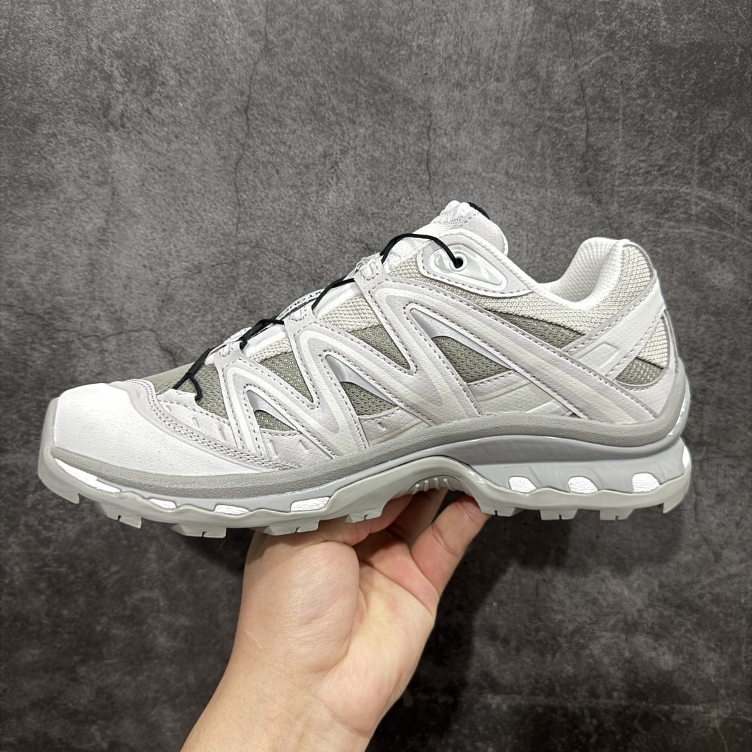 图片[2]-【PK升级版】Salomon XT-QUEST ADV 萨洛蒙 时尚 舒适减震防滑耐磨 低帮跑步鞋 男女同款 474296 纯原外贸平台特供订单 耗时半年巨作 全套原纸板楦头开发 原厂特供网布配套加持 确保原汁原味 完美呈现版型 原档数据独家私模五层组合大底 男女鞋同步官方 原装Ortholite轻量化鞋垫 中底布带钢印编号 原厂TPU锁扣 进口港宝加持 后跟自然饱满 还原公司包裹性 基于 SALOMON 初代 XT 鞋身造型并搭载 4D ADVANCED CHASSIS™ 大底打造而成 为这款 XT-QUEST 带来了多项足部控制与保护等功能性 如在运动过程中控制左右晃动的过程而提高稳定性、改善长途越野过程中足中到足尖的过渡、提高感知岩石的精确度以抵抗尖锐物体对脚底的伤害以及采用动态缓冲来增强穿着舒适感 从而减轻疲劳感 使 XT-QUEST 成为一双舒适且安全的户外之履 尺码：36 36.5 37.5 38 38.5 39 40 40.5 41 42 42.5 43 44 44.5 45-选品中心