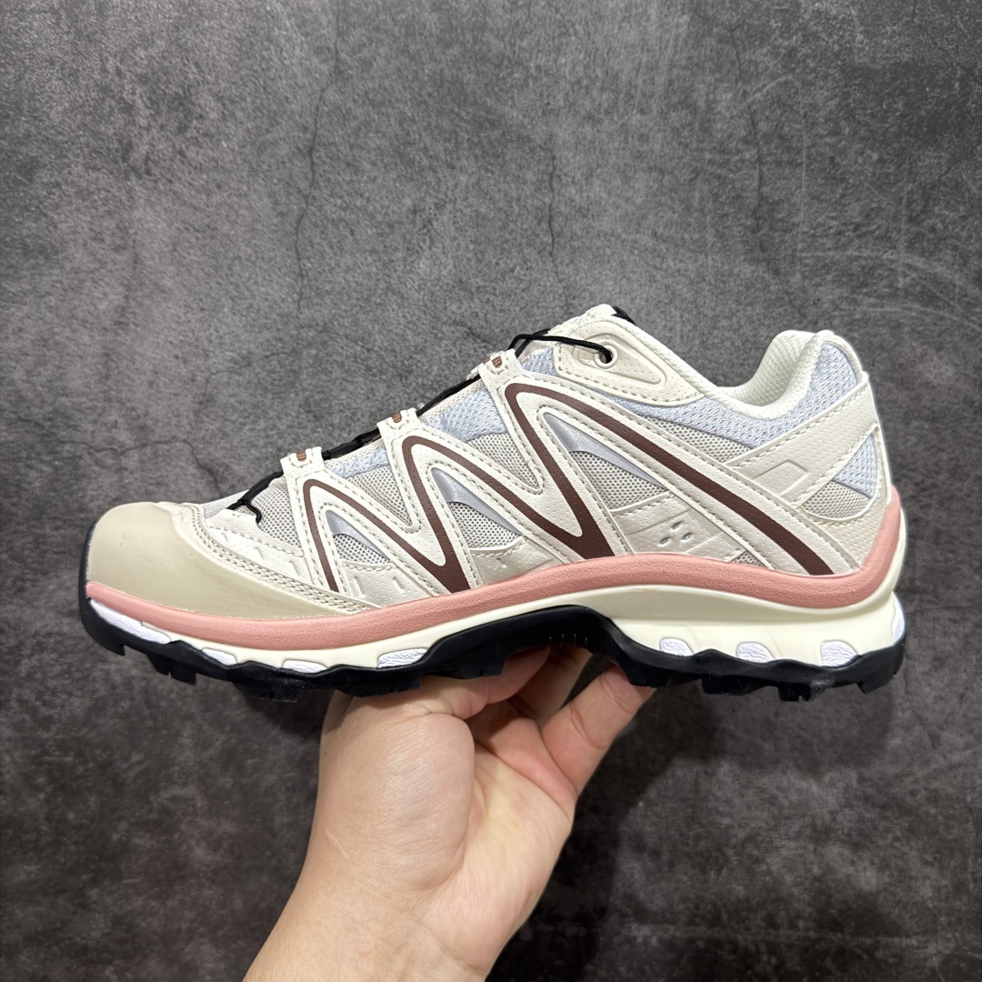 图片[2]-【PK升级版】Salomon XT-QUEST ADV 萨洛蒙 时尚 舒适减震防滑耐磨 低帮跑步鞋 男女同款 417589 纯原外贸平台特供订单 耗时半年巨作 全套原纸板楦头开发 原厂特供网布配套加持 确保原汁原味 完美呈现版型 原档数据独家私模五层组合大底 男女鞋同步官方 原装Ortholite轻量化鞋垫 中底布带钢印编号 原厂TPU锁扣 进口港宝加持 后跟自然饱满 还原公司包裹性 基于 SALOMON 初代 XT 鞋身造型并搭载 4D ADVANCED CHASSIS™ 大底打造而成 为这款 XT-QUEST 带来了多项足部控制与保护等功能性 如在运动过程中控制左右晃动的过程而提高稳定性、改善长途越野过程中足中到足尖的过渡、提高感知岩石的精确度以抵抗尖锐物体对脚底的伤害以及采用动态缓冲来增强穿着舒适感 从而减轻疲劳感 使 XT-QUEST 成为一双舒适且安全的户外之履 尺码：36 36.5 37.5 38 38.5 39 40 40.5 41 42 42.5 43 44 44.5 45-选品中心