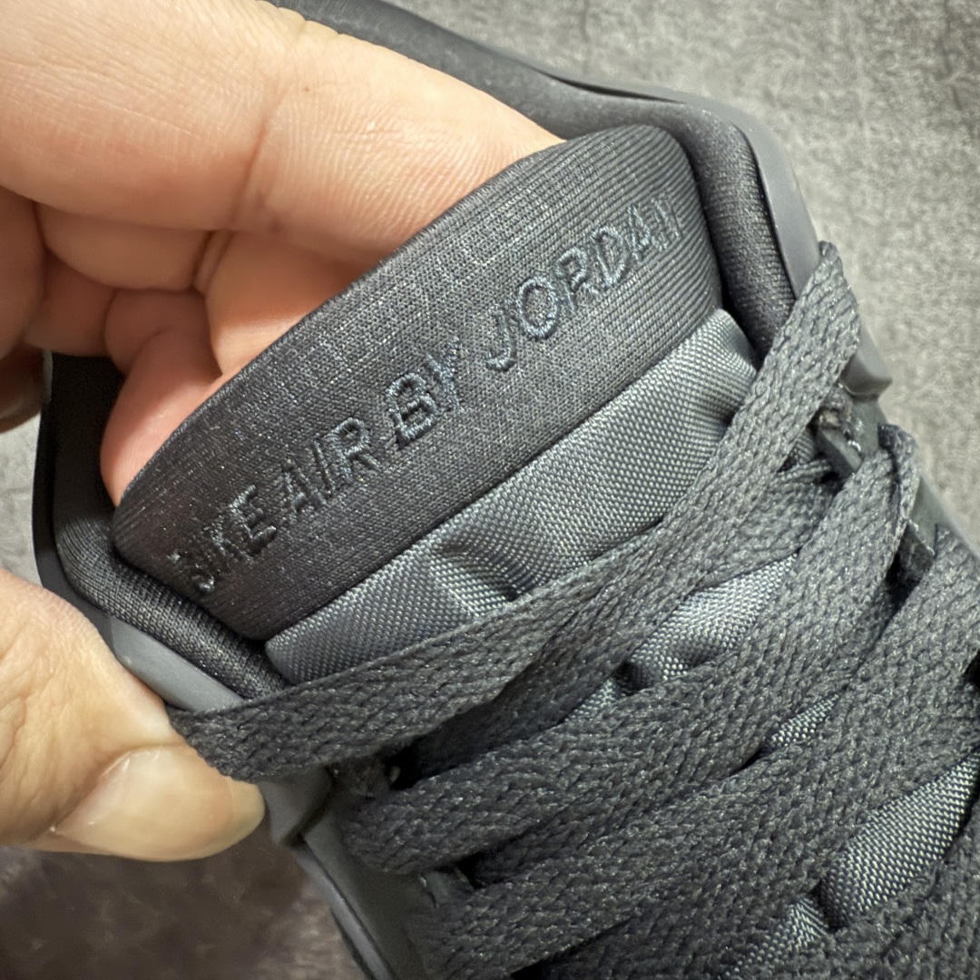 图片[6]-【OG纯原版】Air Jordan AJ4 RM 重置 重制版低帮复古篮球鞋 黑色 IB8856-121 采用了低帮的设计 并保留了众多AJ4的经典元素 鞋身以皮革、麂皮材质拼接打造 AJ4经典的TPU材质延伸至后跟 增强鞋款稳定性 而鞋身侧面的网格设计则被取消 尾部的NIKE AIR标志也得到保留 并同时带有飞人logo 中底部分同样搭载了可视AIR气垫 鞋底采用米白色中底和外底呈现 为整个设计收尾 尺码：40 40.5 41 42 42.5 43 44 44.5 45 46 47.5-选品中心