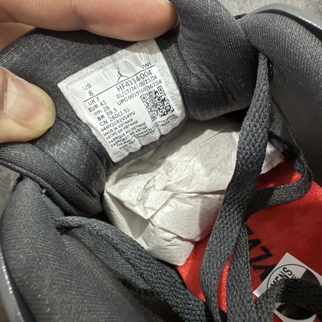 图片[7]-【OG纯原版】Air Jordan AJ4 RM 重置 重制版低帮复古篮球鞋 黑色 IB8856-121 采用了低帮的设计 并保留了众多AJ4的经典元素 鞋身以皮革、麂皮材质拼接打造 AJ4经典的TPU材质延伸至后跟 增强鞋款稳定性 而鞋身侧面的网格设计则被取消 尾部的NIKE AIR标志也得到保留 并同时带有飞人logo 中底部分同样搭载了可视AIR气垫 鞋底采用米白色中底和外底呈现 为整个设计收尾 尺码：40 40.5 41 42 42.5 43 44 44.5 45 46 47.5-选品中心