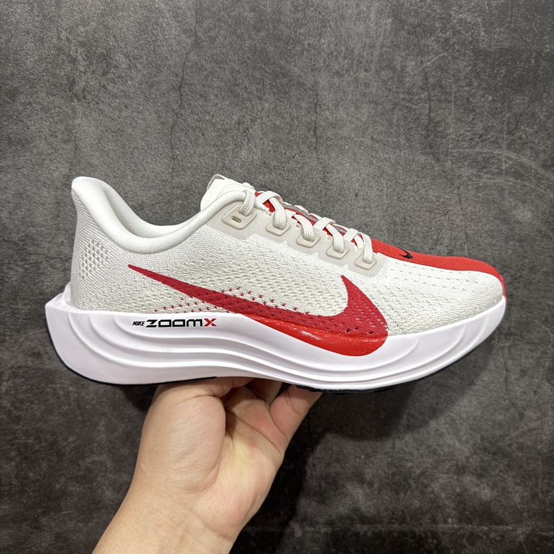 【RS纯原】Nike Pegasus Plus 超级飞马系列马拉松跑步鞋 FQ7262-003 平台专供 充正品质 之前未流通市场版本 内里嵌入定型海绵 中底搭载前Zoom+全掌React配置 全部原鞋开发打造 所有细节全部同步原版 全新一代拥有 Zoom Air 一如既往的稳定感和流畅感 鞋面采用工程网眼设计 为特定高热区域营造出色透气性 进一步增加鞋面的穿孔数量 让足部能够快速散热 中足搭配 Flywire 飞线 在高速运动时营造舒适稳定的贴合感 内置Zoon气垫加持 动力十足! 尺码:39 40 40.5 41 42 42.5 43 44 44.5 45 46-选品中心