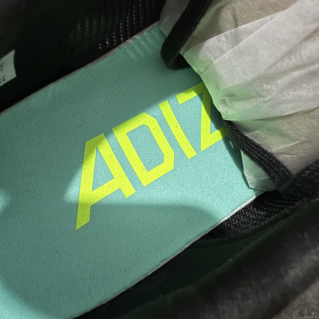 图片[8]-【纯原版】Ad Adizero Boston 13 阿迪马拉松系列超轻防滑训练跑步运动鞋 JS4938 市场目前独家使用真碳柱 组合底版本 区别市场涂漆假碳一体大底货 这双跑鞋在保留了前一代的核心科技的基础上，做了一些调整和优化，让跑鞋的脚感更加柔软、回弹和舒适。同时，它也回归了 BOSTON 系列原本的精神，提供了一双适合各种训练和速度的性能跑鞋。 尺码：36 36.5 37 38 38.5 39 40 40.5 41 42 42.5 43 44 44.5 45-选品中心