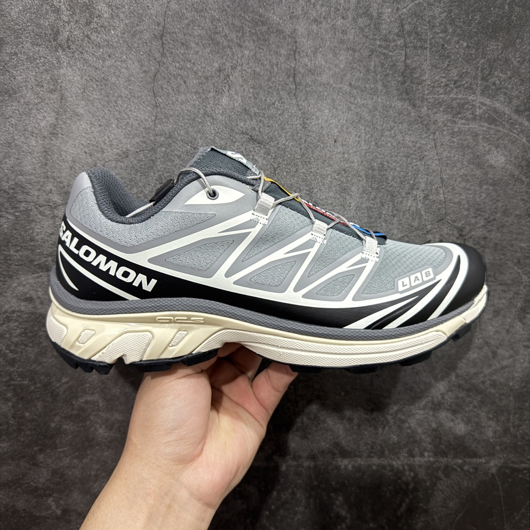【PZ纯原】SALOMON XT-6 萨洛蒙潮流越野机能户外功能鞋 元祖灰 473057 全新版本出货 好货不怕晚 品质 细节 材料都是肉眼可以见! 售前售后也是其它工厂无法匹敌! 纯原外贸平台特供订单 耗时半年巨作 全套原纸板楦头开发 原厂特供网布配套加持 确保原汁原味 完美呈现版型 原档数据独家私模五层组合大底 原装Ortholite轻量化鞋垫 中底布带钢印编号 原厂TPU锁扣 进口港宝加持 后跟自然饱满 还原公司包裹性 鞋面以“锯齿”状的包裹系统呈现 在基色底之下加入了各种色点缀 将公司的最新技术和时尚前卫的造型融入耐用的长跑款式中 鞋面由 TPU 薄膜制成 并焊接在高耐磨网眼上 使其既时尚又坚固 由 ACS底盘支撑 可增强稳定性和支撑力 以及由橡胶凸耳 Contragrip外底覆盖的 EVA 缓冲中底 旨在应对崎岖的地形 鞋舌上的彩色Salomon 标签、Quicklace 系统以及鞋头、鞋舌和鞋跟上的附加品牌使细节更加完美 让穿着者可以轻松驾驭户外与通勤下的任何运动生活场景 无缝鞋身户外随意纵横 颜值与脚感兼备 出街通勤 绝对非常吸睛 你值得拥有 尺码:36 36.5 37.5 38 38.5 39 40 40.5 41 42 42.5 43 44 44.5 45-选品中心