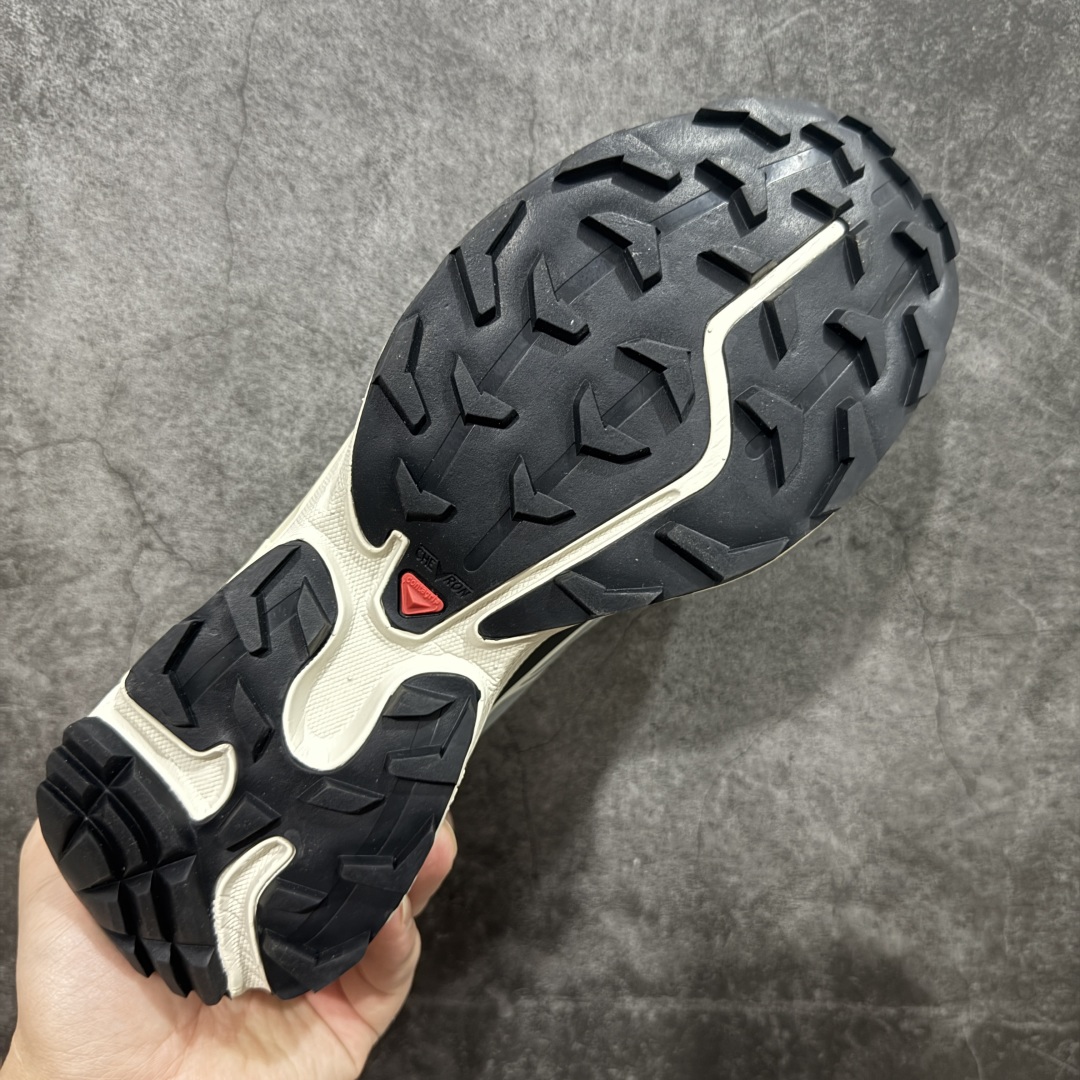 图片[9]-【PZ纯原】SALOMON XT-6 萨洛蒙潮流越野机能户外功能鞋 元祖灰 473057 全新版本出货 好货不怕晚 品质 细节 材料都是肉眼可以见！ 售前售后也是其它工厂无法匹敌！ 纯原外贸平台特供订单 耗时半年巨作 全套原纸板楦头开发 原厂特供网布配套加持 确保原汁原味 完美呈现版型 原档数据独家私模五层组合大底 原装Ortholite轻量化鞋垫 中底布带钢印编号 原厂TPU锁扣 进口港宝加持 后跟自然饱满 还原公司包裹性 鞋面以“锯齿”状的包裹系统呈现 在基色底之下加入了各种色点缀 将公司的最新技术和时尚前卫的造型融入耐用的长跑款式中 鞋面由 TPU 薄膜制成 并焊接在高耐磨网眼上 使其既时尚又坚固 由 ACS底盘支撑 可增强稳定性和支撑力 以及由橡胶凸耳 Contragrip外底覆盖的 EVA 缓冲中底 旨在应对崎岖的地形 鞋舌上的彩色Salomon 标签、Quicklace 系统以及鞋头、鞋舌和鞋跟上的附加品牌使细节更加完美 让穿着者可以轻松驾驭户外与通勤下的任何运动生活场景 无缝鞋身户外随意纵横 颜值与脚感兼备 出街通勤 绝对非常吸睛 你值得拥有 尺码：36 36.5 37.5 38 38.5 39 40 40.5 41 42 42.5 43 44 44.5 45-选品中心