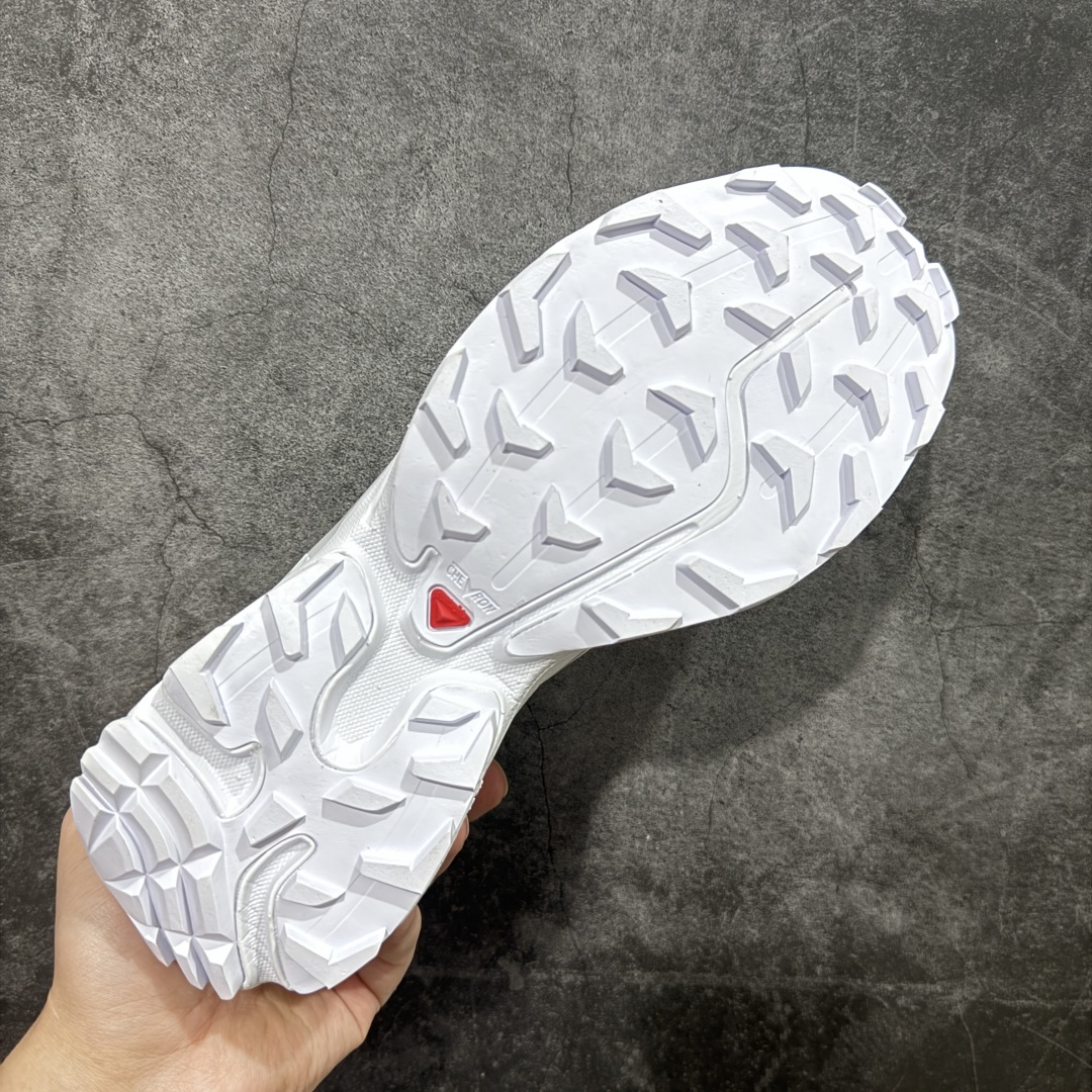 图片[9]-【PZ纯原】SALOMON XT-6 萨洛蒙潮流越野机能户外功能鞋 白色 412529 全新版本出货 好货不怕晚 品质 细节 材料都是肉眼可以见！ 售前售后也是其它工厂无法匹敌！ 纯原外贸平台特供订单 耗时半年巨作 全套原纸板楦头开发 原厂特供网布配套加持 确保原汁原味 完美呈现版型 原档数据独家私模五层组合大底 原装Ortholite轻量化鞋垫 中底布带钢印编号 原厂TPU锁扣 进口港宝加持 后跟自然饱满 还原公司包裹性 鞋面以“锯齿”状的包裹系统呈现 在基色底之下加入了各种色点缀 将公司的最新技术和时尚前卫的造型融入耐用的长跑款式中 鞋面由 TPU 薄膜制成 并焊接在高耐磨网眼上 使其既时尚又坚固 由 ACS底盘支撑 可增强稳定性和支撑力 以及由橡胶凸耳 Contragrip外底覆盖的 EVA 缓冲中底 旨在应对崎岖的地形 鞋舌上的彩色Salomon 标签、Quicklace 系统以及鞋头、鞋舌和鞋跟上的附加品牌使细节更加完美 让穿着者可以轻松驾驭户外与通勤下的任何运动生活场景 无缝鞋身户外随意纵横 颜值与脚感兼备 出街通勤 绝对非常吸睛 你值得拥有 尺码：36 36.5 37.5 38 38.5 39 40 40.5 41 42 42.5 43 44 44.5 45-选品中心