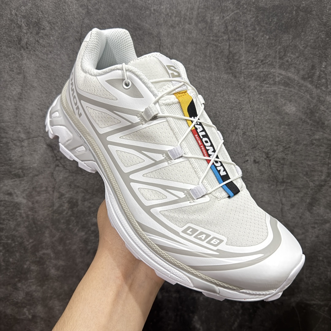 图片[3]-【PZ纯原】SALOMON XT-6 萨洛蒙潮流越野机能户外功能鞋 白色 412529 全新版本出货 好货不怕晚 品质 细节 材料都是肉眼可以见！ 售前售后也是其它工厂无法匹敌！ 纯原外贸平台特供订单 耗时半年巨作 全套原纸板楦头开发 原厂特供网布配套加持 确保原汁原味 完美呈现版型 原档数据独家私模五层组合大底 原装Ortholite轻量化鞋垫 中底布带钢印编号 原厂TPU锁扣 进口港宝加持 后跟自然饱满 还原公司包裹性 鞋面以“锯齿”状的包裹系统呈现 在基色底之下加入了各种色点缀 将公司的最新技术和时尚前卫的造型融入耐用的长跑款式中 鞋面由 TPU 薄膜制成 并焊接在高耐磨网眼上 使其既时尚又坚固 由 ACS底盘支撑 可增强稳定性和支撑力 以及由橡胶凸耳 Contragrip外底覆盖的 EVA 缓冲中底 旨在应对崎岖的地形 鞋舌上的彩色Salomon 标签、Quicklace 系统以及鞋头、鞋舌和鞋跟上的附加品牌使细节更加完美 让穿着者可以轻松驾驭户外与通勤下的任何运动生活场景 无缝鞋身户外随意纵横 颜值与脚感兼备 出街通勤 绝对非常吸睛 你值得拥有 尺码：36 36.5 37.5 38 38.5 39 40 40.5 41 42 42.5 43 44 44.5 45-选品中心