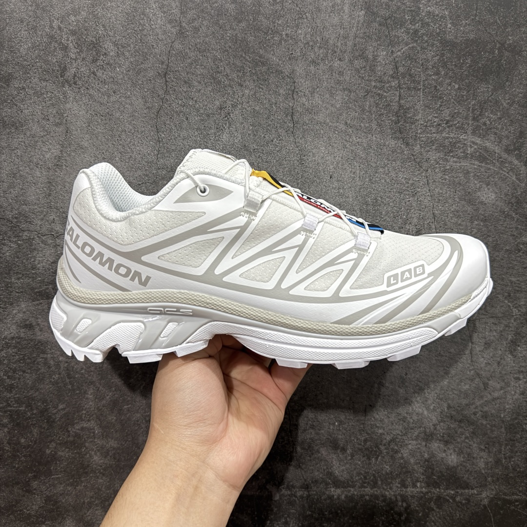 【PZ纯原】SALOMON XT-6 萨洛蒙潮流越野机能户外功能鞋 白色 412529 全新版本出货 好货不怕晚 品质 细节 材料都是肉眼可以见！ 售前售后也是其它工厂无法匹敌！ 纯原外贸平台特供订单 耗时半年巨作 全套原纸板楦头开发 原厂特供网布配套加持 确保原汁原味 完美呈现版型 原档数据独家私模五层组合大底 原装Ortholite轻量化鞋垫 中底布带钢印编号 原厂TPU锁扣 进口港宝加持 后跟自然饱满 还原公司包裹性 鞋面以“锯齿”状的包裹系统呈现 在基色底之下加入了各种色点缀 将公司的最新技术和时尚前卫的造型融入耐用的长跑款式中 鞋面由 TPU 薄膜制成 并焊接在高耐磨网眼上 使其既时尚又坚固 由 ACS底盘支撑 可增强稳定性和支撑力 以及由橡胶凸耳 Contragrip外底覆盖的 EVA 缓冲中底 旨在应对崎岖的地形 鞋舌上的彩色Salomon 标签、Quicklace 系统以及鞋头、鞋舌和鞋跟上的附加品牌使细节更加完美 让穿着者可以轻松驾驭户外与通勤下的任何运动生活场景 无缝鞋身户外随意纵横 颜值与脚感兼备 出街通勤 绝对非常吸睛 你值得拥有 尺码：36 36.5 37.5 38 38.5 39 40 40.5 41 42 42.5 43 44 44.5 45-选品中心