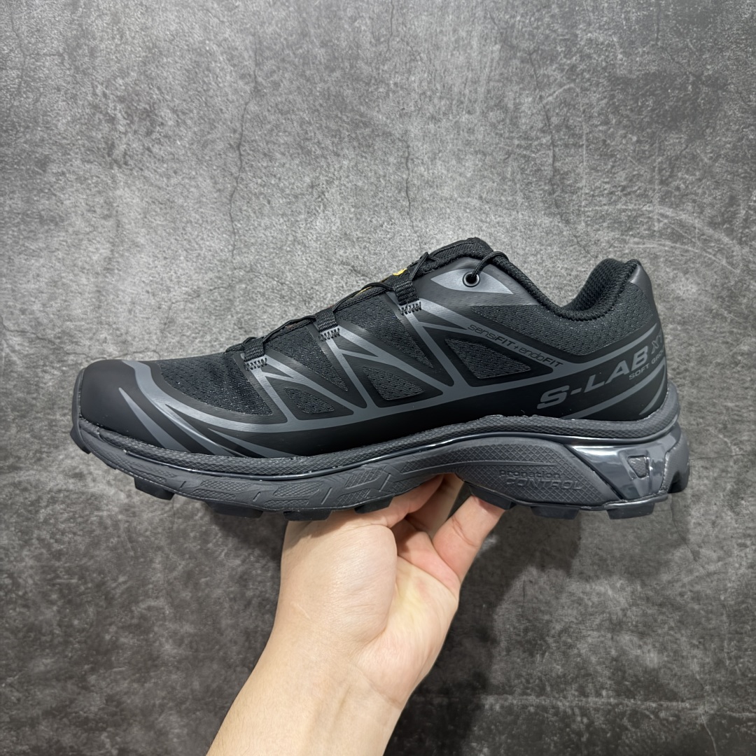 图片[2]-【PZ纯原】SALOMON XT-6 萨洛蒙潮流越野机能户外功能鞋 黑色 410866 全新版本出货 好货不怕晚 品质 细节 材料都是肉眼可以见！ 售前售后也是其它工厂无法匹敌！ 纯原外贸平台特供订单 耗时半年巨作 全套原纸板楦头开发 原厂特供网布配套加持 确保原汁原味 完美呈现版型 原档数据独家私模五层组合大底 原装Ortholite轻量化鞋垫 中底布带钢印编号 原厂TPU锁扣 进口港宝加持 后跟自然饱满 还原公司包裹性 鞋面以“锯齿”状的包裹系统呈现 在基色底之下加入了各种色点缀 将公司的最新技术和时尚前卫的造型融入耐用的长跑款式中 鞋面由 TPU 薄膜制成 并焊接在高耐磨网眼上 使其既时尚又坚固 由 ACS底盘支撑 可增强稳定性和支撑力 以及由橡胶凸耳 Contragrip外底覆盖的 EVA 缓冲中底 旨在应对崎岖的地形 鞋舌上的彩色Salomon 标签、Quicklace 系统以及鞋头、鞋舌和鞋跟上的附加品牌使细节更加完美 让穿着者可以轻松驾驭户外与通勤下的任何运动生活场景 无缝鞋身户外随意纵横 颜值与脚感兼备 出街通勤 绝对非常吸睛 你值得拥有 尺码：36 36.5 37.5 38 38.5 39 40 40.5 41 42 42.5 43 44 44.5 45-选品中心