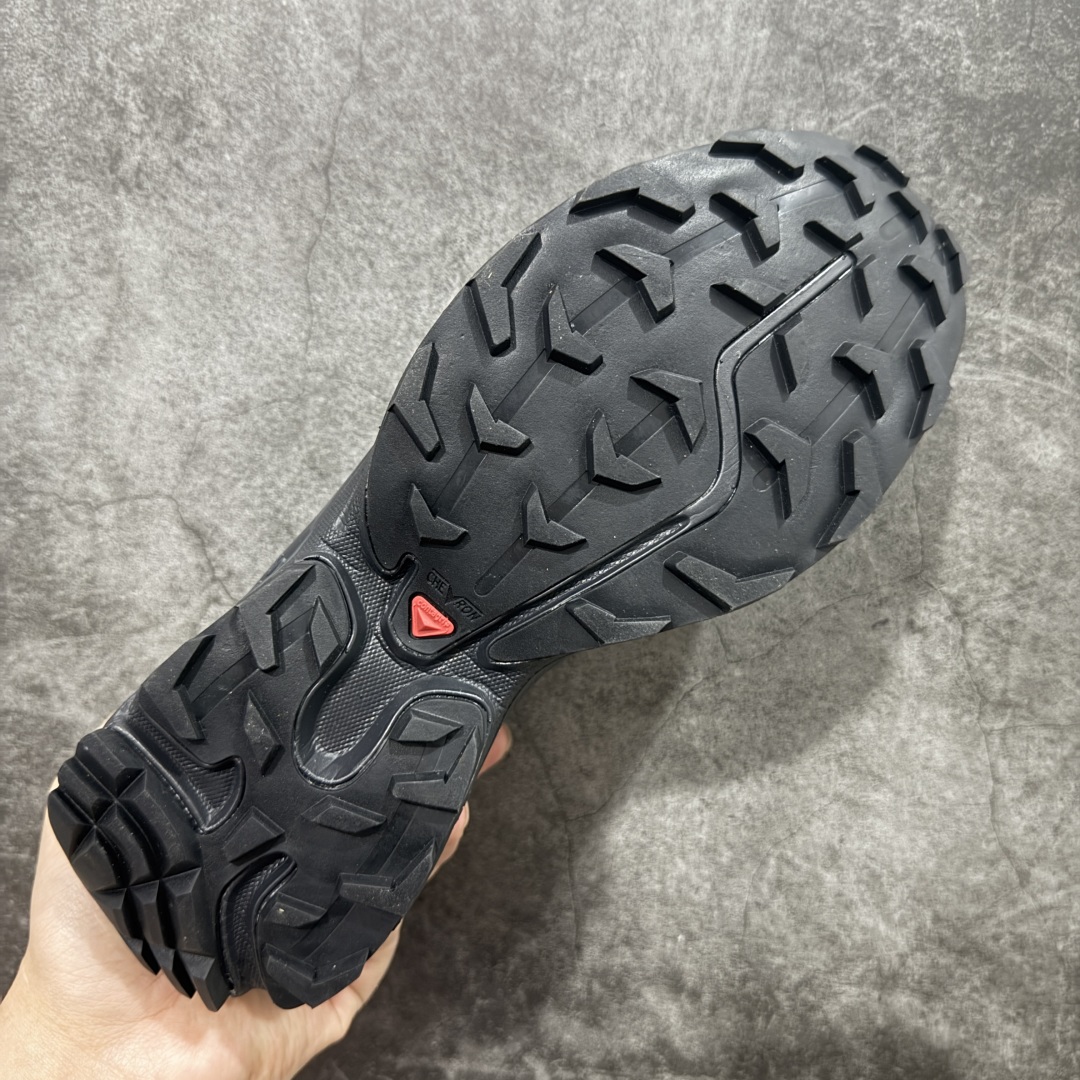 图片[9]-【PZ纯原】SALOMON XT-6 萨洛蒙潮流越野机能户外功能鞋 黑色 410866 全新版本出货 好货不怕晚 品质 细节 材料都是肉眼可以见！ 售前售后也是其它工厂无法匹敌！ 纯原外贸平台特供订单 耗时半年巨作 全套原纸板楦头开发 原厂特供网布配套加持 确保原汁原味 完美呈现版型 原档数据独家私模五层组合大底 原装Ortholite轻量化鞋垫 中底布带钢印编号 原厂TPU锁扣 进口港宝加持 后跟自然饱满 还原公司包裹性 鞋面以“锯齿”状的包裹系统呈现 在基色底之下加入了各种色点缀 将公司的最新技术和时尚前卫的造型融入耐用的长跑款式中 鞋面由 TPU 薄膜制成 并焊接在高耐磨网眼上 使其既时尚又坚固 由 ACS底盘支撑 可增强稳定性和支撑力 以及由橡胶凸耳 Contragrip外底覆盖的 EVA 缓冲中底 旨在应对崎岖的地形 鞋舌上的彩色Salomon 标签、Quicklace 系统以及鞋头、鞋舌和鞋跟上的附加品牌使细节更加完美 让穿着者可以轻松驾驭户外与通勤下的任何运动生活场景 无缝鞋身户外随意纵横 颜值与脚感兼备 出街通勤 绝对非常吸睛 你值得拥有 尺码：36 36.5 37.5 38 38.5 39 40 40.5 41 42 42.5 43 44 44.5 45-选品中心