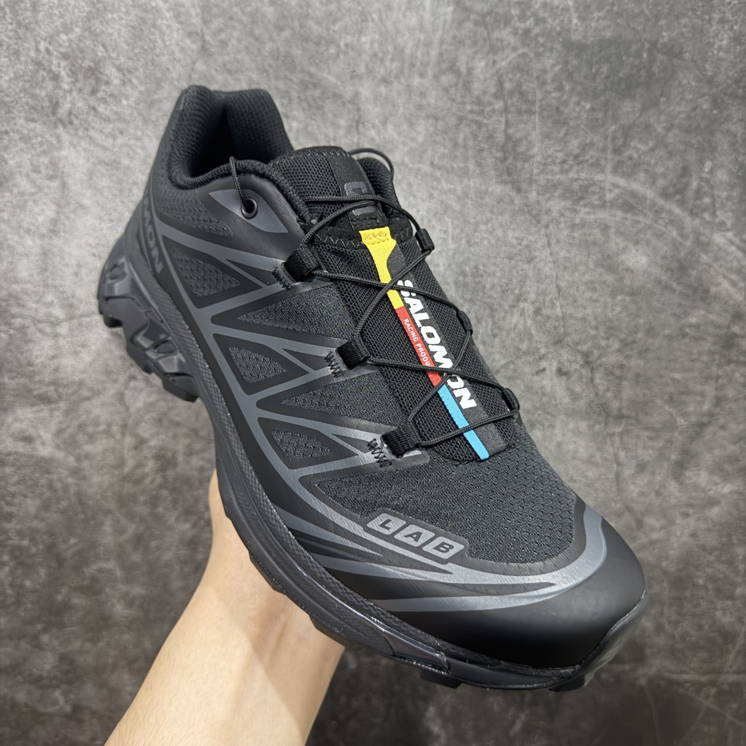 图片[3]-【PZ纯原】SALOMON XT-6 萨洛蒙潮流越野机能户外功能鞋 黑色 410866 全新版本出货 好货不怕晚 品质 细节 材料都是肉眼可以见！ 售前售后也是其它工厂无法匹敌！ 纯原外贸平台特供订单 耗时半年巨作 全套原纸板楦头开发 原厂特供网布配套加持 确保原汁原味 完美呈现版型 原档数据独家私模五层组合大底 原装Ortholite轻量化鞋垫 中底布带钢印编号 原厂TPU锁扣 进口港宝加持 后跟自然饱满 还原公司包裹性 鞋面以“锯齿”状的包裹系统呈现 在基色底之下加入了各种色点缀 将公司的最新技术和时尚前卫的造型融入耐用的长跑款式中 鞋面由 TPU 薄膜制成 并焊接在高耐磨网眼上 使其既时尚又坚固 由 ACS底盘支撑 可增强稳定性和支撑力 以及由橡胶凸耳 Contragrip外底覆盖的 EVA 缓冲中底 旨在应对崎岖的地形 鞋舌上的彩色Salomon 标签、Quicklace 系统以及鞋头、鞋舌和鞋跟上的附加品牌使细节更加完美 让穿着者可以轻松驾驭户外与通勤下的任何运动生活场景 无缝鞋身户外随意纵横 颜值与脚感兼备 出街通勤 绝对非常吸睛 你值得拥有 尺码：36 36.5 37.5 38 38.5 39 40 40.5 41 42 42.5 43 44 44.5 45-选品中心