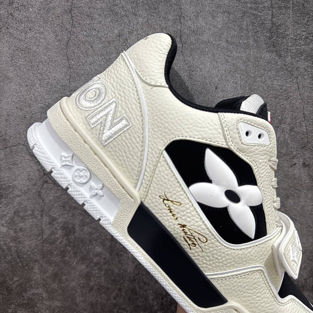 图片[7]-【莞产LG纯原版】 LV Trainer系列高奢运动鞋 新款芯片顶级 潮人必备单品 同步ZP官网空胶工艺 鞋舌、挂饰均镶嵌NFC芯片感应装置 正确胶片断点式设计 中底正确还原原版油印字母比例 1：1原楦格板、楦头、刀磨全新升级！ 独家订制顶级压纹麂皮 原版开模TPU大底 质感原版一致 垫脚聚米微料加透气英伦网布 披靡市场任何版本！细节完美呈现！ 代购指定版本 全新升级最新双盒包装 扫码秒进官网！ 全套包装配件同比原版 尺码： 35-45-选品中心