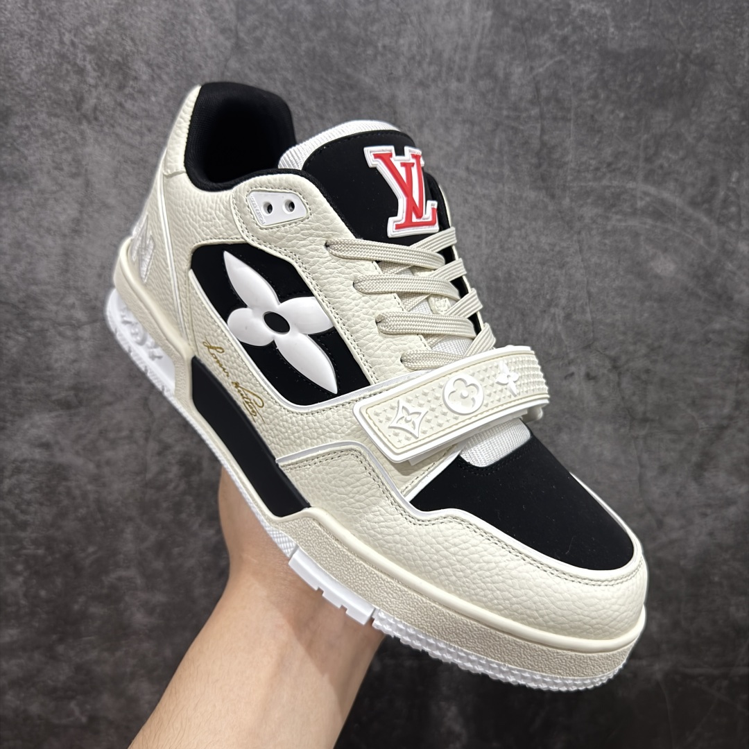 图片[3]-【莞产LG纯原版】 LV Trainer系列高奢运动鞋 新款芯片顶级 潮人必备单品 同步ZP官网空胶工艺 鞋舌、挂饰均镶嵌NFC芯片感应装置 正确胶片断点式设计 中底正确还原原版油印字母比例 1：1原楦格板、楦头、刀磨全新升级！ 独家订制顶级压纹麂皮 原版开模TPU大底 质感原版一致 垫脚聚米微料加透气英伦网布 披靡市场任何版本！细节完美呈现！ 代购指定版本 全新升级最新双盒包装 扫码秒进官网！ 全套包装配件同比原版 尺码： 35-45-选品中心