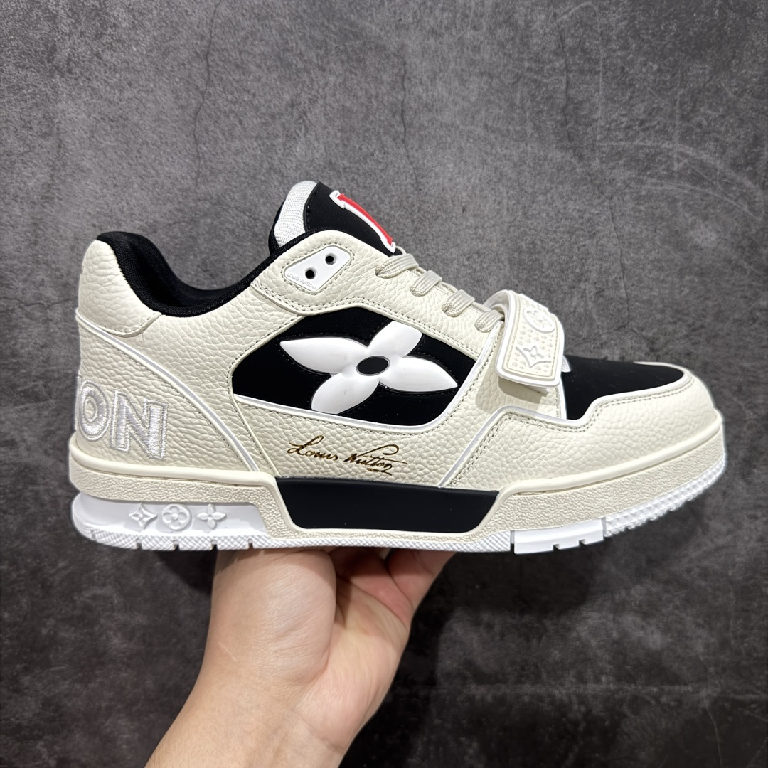 【莞产LG纯原版】 LV Trainer系列高奢运动鞋 新款芯片顶级 潮人必备单品 同步ZP官网空胶工艺 鞋舌、挂饰均镶嵌NFC芯片感应装置 正确胶片断点式设计 中底正确还原原版油印字母比例 1:1原楦格板、楦头、刀磨全新升级! 独家订制顶级压纹麂皮 原版开模TPU大底 质感原版一致 垫脚聚米微料加透气英伦网布 披靡市场任何版本!细节完美呈现! 代购指定版本 全新升级最新双盒包装 扫码秒进官网! 全套包装配件同比原版 尺码: 35-45-选品中心