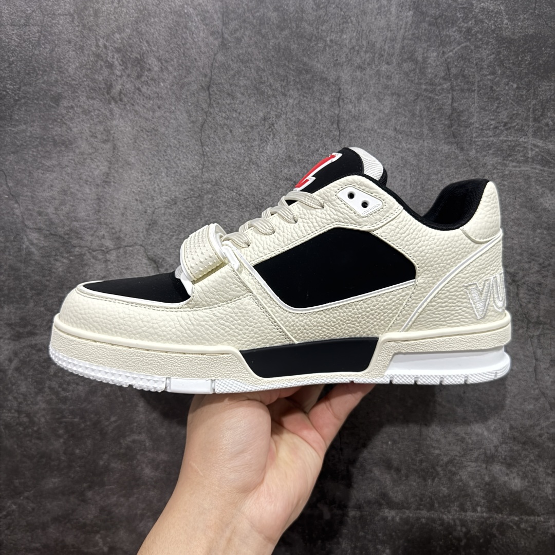 图片[2]-【莞产LG纯原版】 LV Trainer系列高奢运动鞋 新款芯片顶级 潮人必备单品 同步ZP官网空胶工艺 鞋舌、挂饰均镶嵌NFC芯片感应装置 正确胶片断点式设计 中底正确还原原版油印字母比例 1：1原楦格板、楦头、刀磨全新升级！ 独家订制顶级压纹麂皮 原版开模TPU大底 质感原版一致 垫脚聚米微料加透气英伦网布 披靡市场任何版本！细节完美呈现！ 代购指定版本 全新升级最新双盒包装 扫码秒进官网！ 全套包装配件同比原版 尺码： 35-45-选品中心