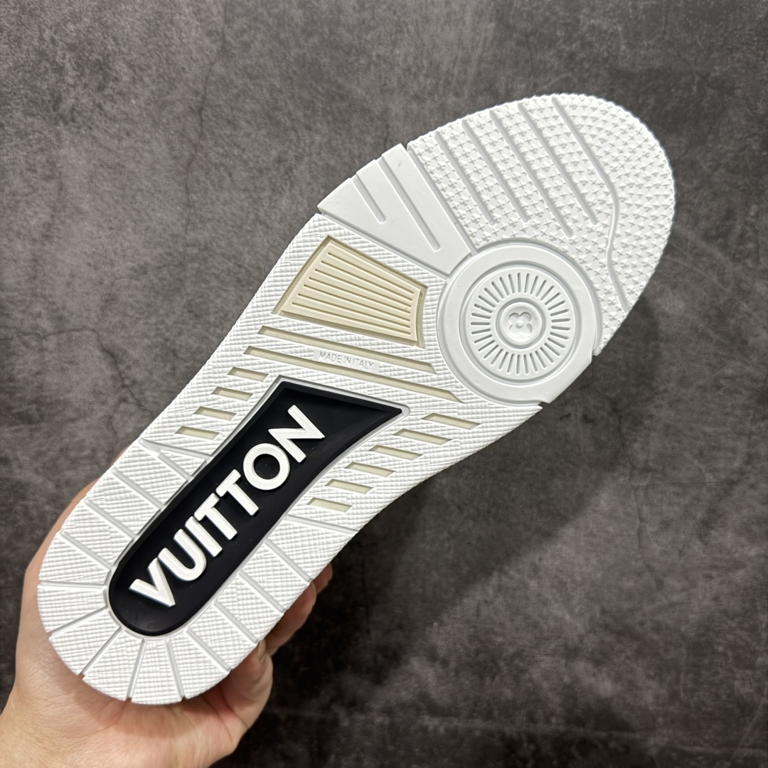 图片[9]-【莞产LG纯原版】 LV Trainer系列高奢运动鞋 新款芯片顶级 潮人必备单品 同步ZP官网空胶工艺 鞋舌、挂饰均镶嵌NFC芯片感应装置 正确胶片断点式设计 中底正确还原原版油印字母比例 1：1原楦格板、楦头、刀磨全新升级！ 独家订制顶级压纹麂皮 原版开模TPU大底 质感原版一致 垫脚聚米微料加透气英伦网布 披靡市场任何版本！细节完美呈现！ 代购指定版本 全新升级最新双盒包装 扫码秒进官网！ 全套包装配件同比原版 尺码： 35-45-选品中心