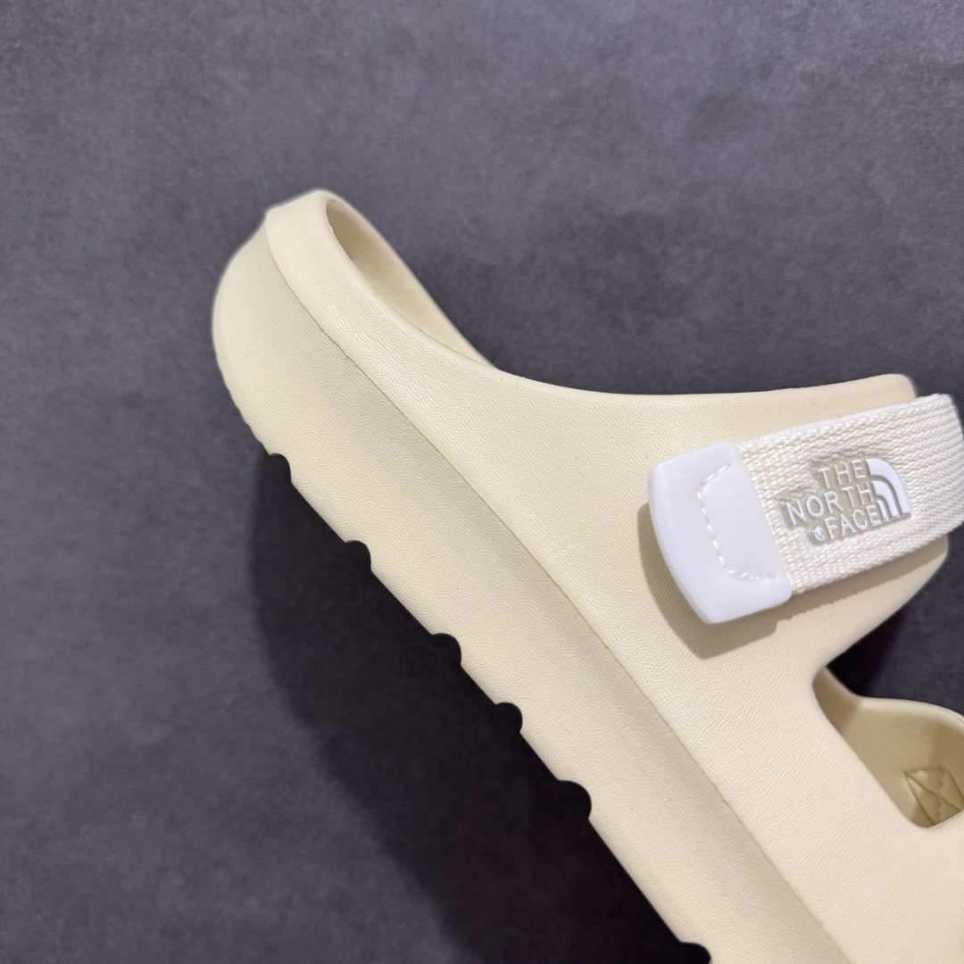 图片[6]-【公司级】The North Face TNF北脸 北面溯溪鞋男户外耐磨轻便沙滩凉鞋 一脚蹬 拖鞋，从外观上看，这款凉鞋采用了简约而不失时尚的设计风格，无论是搭配休闲装还是运动装都能轻松驾驭。鞋面选用了柔韧耐久的材料，确保了长时间穿着的舒适性和耐用性。同时，魔术贴搭扣的设计更是为鞋子增添了一抹亮色，不仅方便灵活调节松紧度，还能有效避免脚背压迫感，适合各种脚型的人群穿着。中底部分，The North Face北面凉鞋46BH采用了双密度注模EVA材料。这种材料具有优异的缓震性能和耐磨性，能够有效减少磨损并提供更多防护。无论是在崎岖的山路上行走还是在平坦的城市街道上漫步，它都能为你的双脚提供稳定的支撑和舒适的体验。外底方面，这款凉鞋同样表现出色。抓地耐磨的外底设计使得鞋子具有出色的灵活性和抓地力，无论你是在湿滑的地面上行走还是在干燥的岩石上攀爬，它都能时刻保持步态平稳。此外，带有立体纹路设计的鞋底还增加了穿着的舒适度并减少了磨损的可能性。 尺码： 39-45 编码： AB210220-选品中心