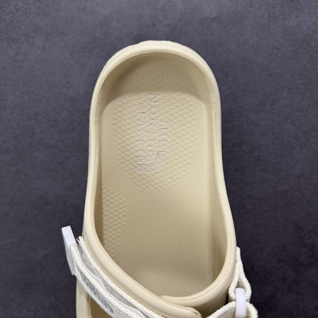 图片[7]-【公司级】The North Face TNF北脸 北面溯溪鞋男户外耐磨轻便沙滩凉鞋 一脚蹬 拖鞋，从外观上看，这款凉鞋采用了简约而不失时尚的设计风格，无论是搭配休闲装还是运动装都能轻松驾驭。鞋面选用了柔韧耐久的材料，确保了长时间穿着的舒适性和耐用性。同时，魔术贴搭扣的设计更是为鞋子增添了一抹亮色，不仅方便灵活调节松紧度，还能有效避免脚背压迫感，适合各种脚型的人群穿着。中底部分，The North Face北面凉鞋46BH采用了双密度注模EVA材料。这种材料具有优异的缓震性能和耐磨性，能够有效减少磨损并提供更多防护。无论是在崎岖的山路上行走还是在平坦的城市街道上漫步，它都能为你的双脚提供稳定的支撑和舒适的体验。外底方面，这款凉鞋同样表现出色。抓地耐磨的外底设计使得鞋子具有出色的灵活性和抓地力，无论你是在湿滑的地面上行走还是在干燥的岩石上攀爬，它都能时刻保持步态平稳。此外，带有立体纹路设计的鞋底还增加了穿着的舒适度并减少了磨损的可能性。 尺码： 39-45 编码： AB210220-选品中心