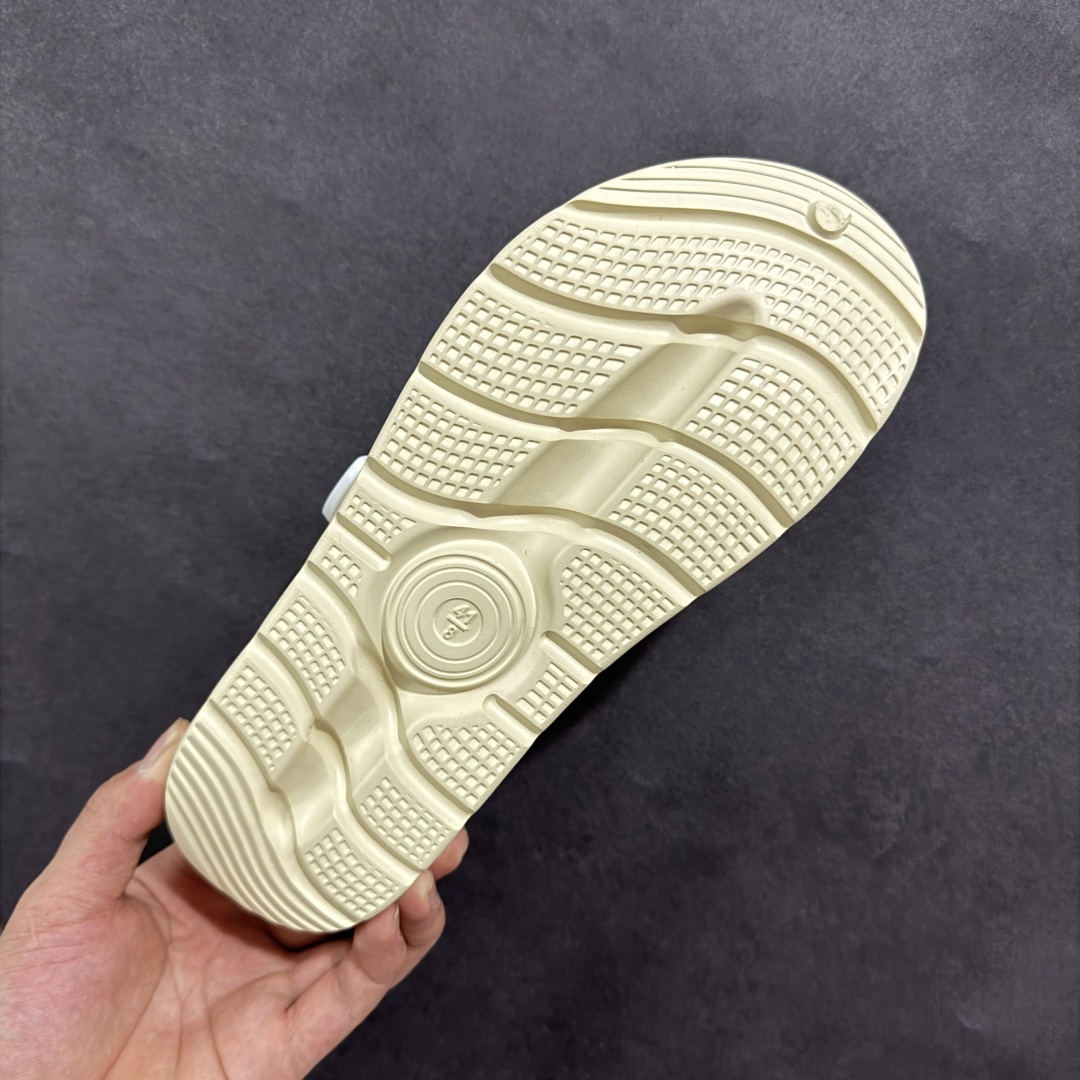 图片[9]-【公司级】The North Face TNF北脸 北面溯溪鞋男户外耐磨轻便沙滩凉鞋 一脚蹬 拖鞋，从外观上看，这款凉鞋采用了简约而不失时尚的设计风格，无论是搭配休闲装还是运动装都能轻松驾驭。鞋面选用了柔韧耐久的材料，确保了长时间穿着的舒适性和耐用性。同时，魔术贴搭扣的设计更是为鞋子增添了一抹亮色，不仅方便灵活调节松紧度，还能有效避免脚背压迫感，适合各种脚型的人群穿着。中底部分，The North Face北面凉鞋46BH采用了双密度注模EVA材料。这种材料具有优异的缓震性能和耐磨性，能够有效减少磨损并提供更多防护。无论是在崎岖的山路上行走还是在平坦的城市街道上漫步，它都能为你的双脚提供稳定的支撑和舒适的体验。外底方面，这款凉鞋同样表现出色。抓地耐磨的外底设计使得鞋子具有出色的灵活性和抓地力，无论你是在湿滑的地面上行走还是在干燥的岩石上攀爬，它都能时刻保持步态平稳。此外，带有立体纹路设计的鞋底还增加了穿着的舒适度并减少了磨损的可能性。 尺码： 39-45 编码： AB210220-选品中心