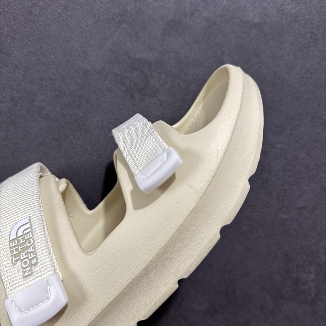 图片[5]-【公司级】The North Face TNF北脸 北面溯溪鞋男户外耐磨轻便沙滩凉鞋 一脚蹬 拖鞋，从外观上看，这款凉鞋采用了简约而不失时尚的设计风格，无论是搭配休闲装还是运动装都能轻松驾驭。鞋面选用了柔韧耐久的材料，确保了长时间穿着的舒适性和耐用性。同时，魔术贴搭扣的设计更是为鞋子增添了一抹亮色，不仅方便灵活调节松紧度，还能有效避免脚背压迫感，适合各种脚型的人群穿着。中底部分，The North Face北面凉鞋46BH采用了双密度注模EVA材料。这种材料具有优异的缓震性能和耐磨性，能够有效减少磨损并提供更多防护。无论是在崎岖的山路上行走还是在平坦的城市街道上漫步，它都能为你的双脚提供稳定的支撑和舒适的体验。外底方面，这款凉鞋同样表现出色。抓地耐磨的外底设计使得鞋子具有出色的灵活性和抓地力，无论你是在湿滑的地面上行走还是在干燥的岩石上攀爬，它都能时刻保持步态平稳。此外，带有立体纹路设计的鞋底还增加了穿着的舒适度并减少了磨损的可能性。 尺码： 39-45 编码： AB210220-选品中心