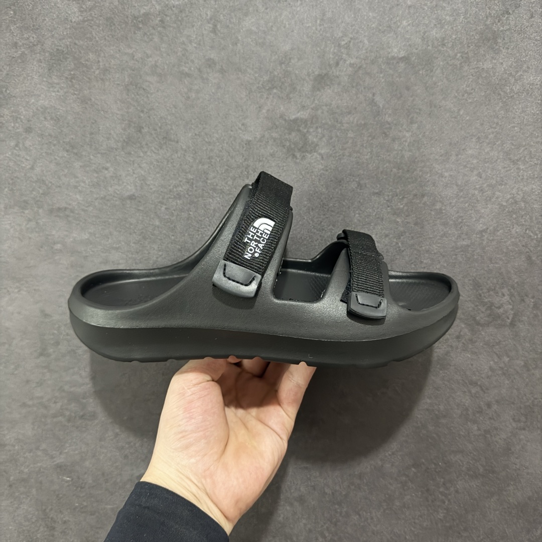 【公司级】The North Face TNF北脸 北面溯溪鞋男户外耐磨轻便沙滩凉鞋 一脚蹬 拖鞋，从外观上看，这款凉鞋采用了简约而不失时尚的设计风格，无论是搭配休闲装还是运动装都能轻松驾驭。鞋面选用了柔韧耐久的材料，确保了长时间穿着的舒适性和耐用性。同时，魔术贴搭扣的设计更是为鞋子增添了一抹亮色，不仅方便灵活调节松紧度，还能有效避免脚背压迫感，适合各种脚型的人群穿着。中底部分，The North Face北面凉鞋46BH采用了双密度注模EVA材料。这种材料具有优异的缓震性能和耐磨性，能够有效减少磨损并提供更多防护。无论是在崎岖的山路上行走还是在平坦的城市街道上漫步，它都能为你的双脚提供稳定的支撑和舒适的体验。外底方面，这款凉鞋同样表现出色。抓地耐磨的外底设计使得鞋子具有出色的灵活性和抓地力，无论你是在湿滑的地面上行走还是在干燥的岩石上攀爬，它都能时刻保持步态平稳。此外，带有立体纹路设计的鞋底还增加了穿着的舒适度并减少了磨损的可能性。 尺码： 39-45 编码： AB210220-选品中心