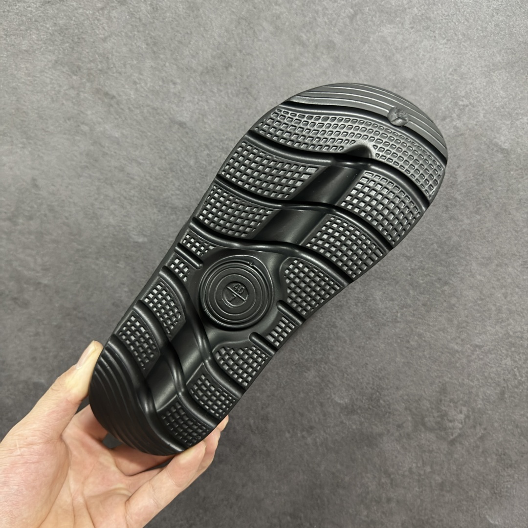 图片[9]-【公司级】The North Face TNF北脸 北面溯溪鞋男户外耐磨轻便沙滩凉鞋 一脚蹬 拖鞋，从外观上看，这款凉鞋采用了简约而不失时尚的设计风格，无论是搭配休闲装还是运动装都能轻松驾驭。鞋面选用了柔韧耐久的材料，确保了长时间穿着的舒适性和耐用性。同时，魔术贴搭扣的设计更是为鞋子增添了一抹亮色，不仅方便灵活调节松紧度，还能有效避免脚背压迫感，适合各种脚型的人群穿着。中底部分，The North Face北面凉鞋46BH采用了双密度注模EVA材料。这种材料具有优异的缓震性能和耐磨性，能够有效减少磨损并提供更多防护。无论是在崎岖的山路上行走还是在平坦的城市街道上漫步，它都能为你的双脚提供稳定的支撑和舒适的体验。外底方面，这款凉鞋同样表现出色。抓地耐磨的外底设计使得鞋子具有出色的灵活性和抓地力，无论你是在湿滑的地面上行走还是在干燥的岩石上攀爬，它都能时刻保持步态平稳。此外，带有立体纹路设计的鞋底还增加了穿着的舒适度并减少了磨损的可能性。 尺码： 39-45 编码： AB210220-选品中心