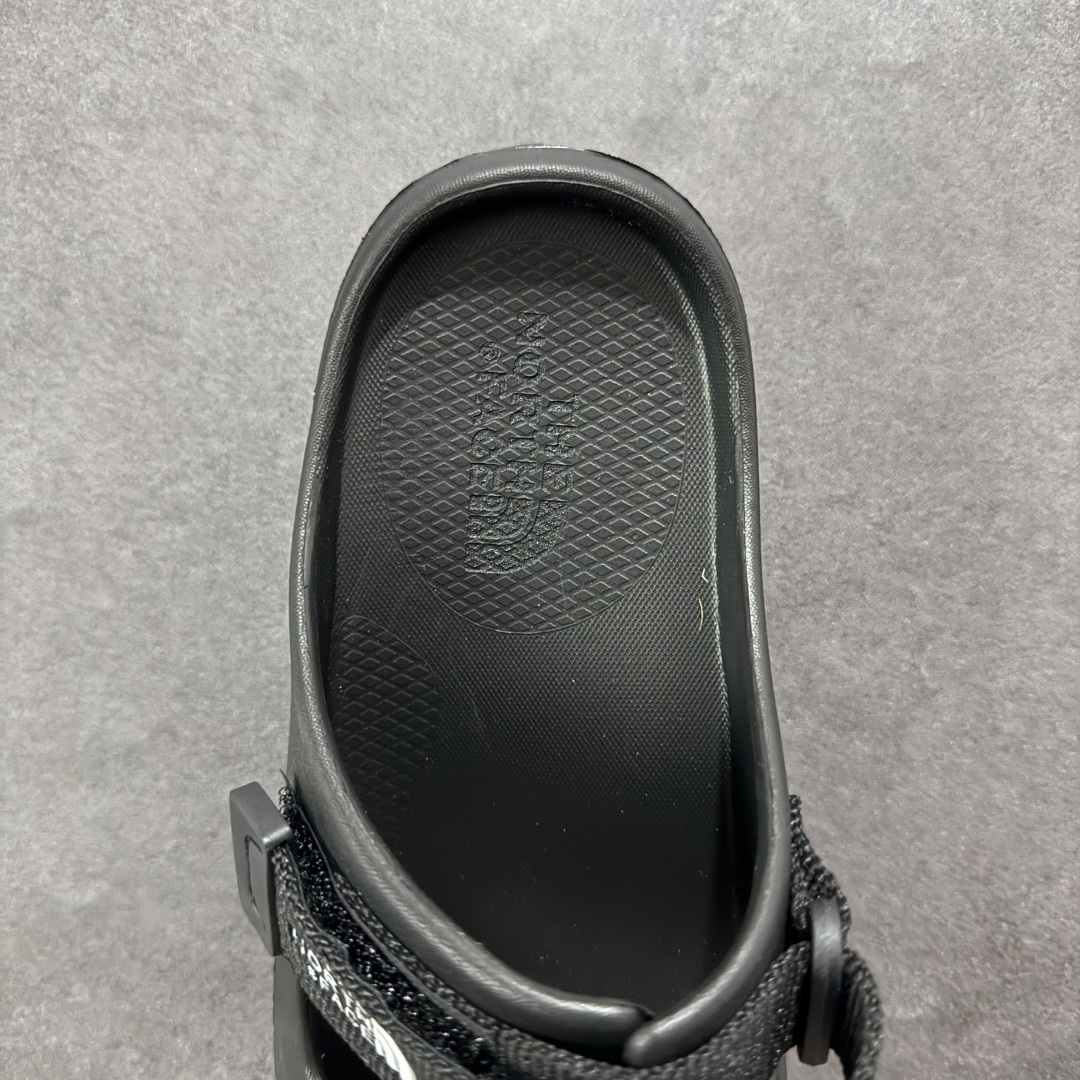 图片[7]-【公司级】The North Face TNF北脸 北面溯溪鞋男户外耐磨轻便沙滩凉鞋 一脚蹬 拖鞋，从外观上看，这款凉鞋采用了简约而不失时尚的设计风格，无论是搭配休闲装还是运动装都能轻松驾驭。鞋面选用了柔韧耐久的材料，确保了长时间穿着的舒适性和耐用性。同时，魔术贴搭扣的设计更是为鞋子增添了一抹亮色，不仅方便灵活调节松紧度，还能有效避免脚背压迫感，适合各种脚型的人群穿着。中底部分，The North Face北面凉鞋46BH采用了双密度注模EVA材料。这种材料具有优异的缓震性能和耐磨性，能够有效减少磨损并提供更多防护。无论是在崎岖的山路上行走还是在平坦的城市街道上漫步，它都能为你的双脚提供稳定的支撑和舒适的体验。外底方面，这款凉鞋同样表现出色。抓地耐磨的外底设计使得鞋子具有出色的灵活性和抓地力，无论你是在湿滑的地面上行走还是在干燥的岩石上攀爬，它都能时刻保持步态平稳。此外，带有立体纹路设计的鞋底还增加了穿着的舒适度并减少了磨损的可能性。 尺码： 39-45 编码： AB210220-选品中心