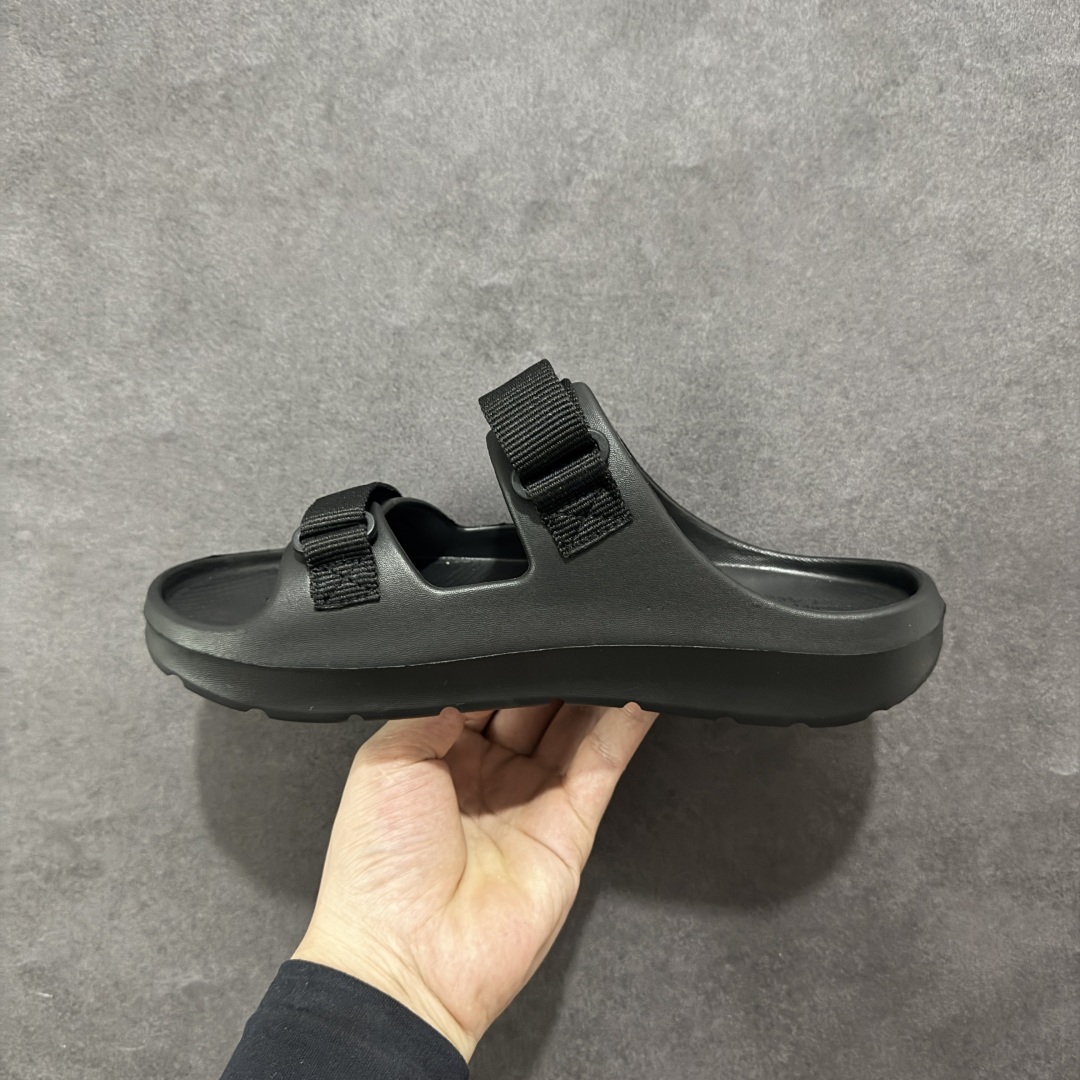 图片[2]-【公司级】The North Face TNF北脸 北面溯溪鞋男户外耐磨轻便沙滩凉鞋 一脚蹬 拖鞋，从外观上看，这款凉鞋采用了简约而不失时尚的设计风格，无论是搭配休闲装还是运动装都能轻松驾驭。鞋面选用了柔韧耐久的材料，确保了长时间穿着的舒适性和耐用性。同时，魔术贴搭扣的设计更是为鞋子增添了一抹亮色，不仅方便灵活调节松紧度，还能有效避免脚背压迫感，适合各种脚型的人群穿着。中底部分，The North Face北面凉鞋46BH采用了双密度注模EVA材料。这种材料具有优异的缓震性能和耐磨性，能够有效减少磨损并提供更多防护。无论是在崎岖的山路上行走还是在平坦的城市街道上漫步，它都能为你的双脚提供稳定的支撑和舒适的体验。外底方面，这款凉鞋同样表现出色。抓地耐磨的外底设计使得鞋子具有出色的灵活性和抓地力，无论你是在湿滑的地面上行走还是在干燥的岩石上攀爬，它都能时刻保持步态平稳。此外，带有立体纹路设计的鞋底还增加了穿着的舒适度并减少了磨损的可能性。 尺码： 39-45 编码： AB210220-选品中心