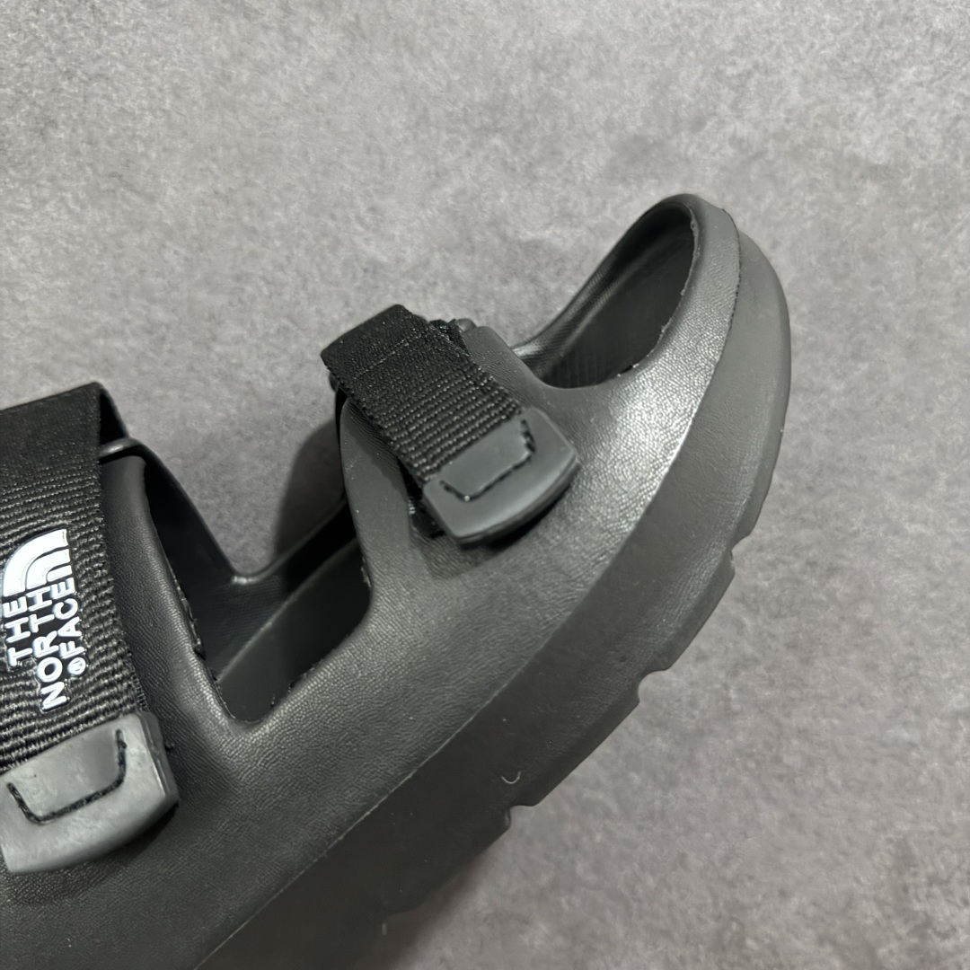 图片[5]-【公司级】The North Face TNF北脸 北面溯溪鞋男户外耐磨轻便沙滩凉鞋 一脚蹬 拖鞋，从外观上看，这款凉鞋采用了简约而不失时尚的设计风格，无论是搭配休闲装还是运动装都能轻松驾驭。鞋面选用了柔韧耐久的材料，确保了长时间穿着的舒适性和耐用性。同时，魔术贴搭扣的设计更是为鞋子增添了一抹亮色，不仅方便灵活调节松紧度，还能有效避免脚背压迫感，适合各种脚型的人群穿着。中底部分，The North Face北面凉鞋46BH采用了双密度注模EVA材料。这种材料具有优异的缓震性能和耐磨性，能够有效减少磨损并提供更多防护。无论是在崎岖的山路上行走还是在平坦的城市街道上漫步，它都能为你的双脚提供稳定的支撑和舒适的体验。外底方面，这款凉鞋同样表现出色。抓地耐磨的外底设计使得鞋子具有出色的灵活性和抓地力，无论你是在湿滑的地面上行走还是在干燥的岩石上攀爬，它都能时刻保持步态平稳。此外，带有立体纹路设计的鞋底还增加了穿着的舒适度并减少了磨损的可能性。 尺码： 39-45 编码： AB210220-选品中心
