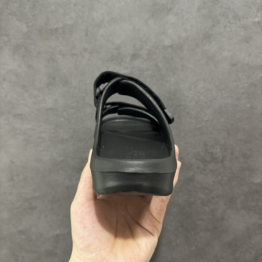 图片[4]-【公司级】The North Face TNF北脸 北面溯溪鞋男户外耐磨轻便沙滩凉鞋 一脚蹬 拖鞋，从外观上看，这款凉鞋采用了简约而不失时尚的设计风格，无论是搭配休闲装还是运动装都能轻松驾驭。鞋面选用了柔韧耐久的材料，确保了长时间穿着的舒适性和耐用性。同时，魔术贴搭扣的设计更是为鞋子增添了一抹亮色，不仅方便灵活调节松紧度，还能有效避免脚背压迫感，适合各种脚型的人群穿着。中底部分，The North Face北面凉鞋46BH采用了双密度注模EVA材料。这种材料具有优异的缓震性能和耐磨性，能够有效减少磨损并提供更多防护。无论是在崎岖的山路上行走还是在平坦的城市街道上漫步，它都能为你的双脚提供稳定的支撑和舒适的体验。外底方面，这款凉鞋同样表现出色。抓地耐磨的外底设计使得鞋子具有出色的灵活性和抓地力，无论你是在湿滑的地面上行走还是在干燥的岩石上攀爬，它都能时刻保持步态平稳。此外，带有立体纹路设计的鞋底还增加了穿着的舒适度并减少了磨损的可能性。 尺码： 39-45 编码： AB210220-选品中心