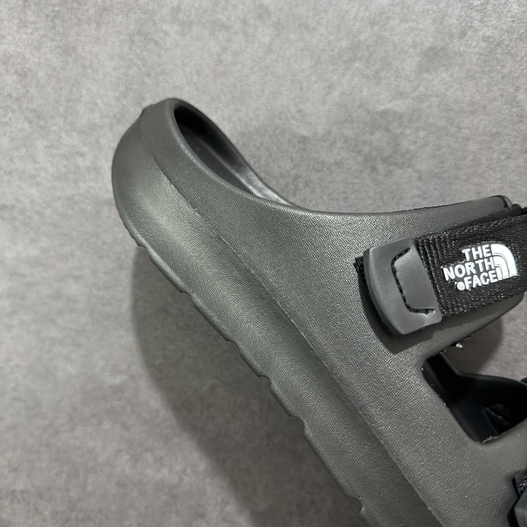 图片[6]-【公司级】The North Face TNF北脸 北面溯溪鞋男户外耐磨轻便沙滩凉鞋 一脚蹬 拖鞋，从外观上看，这款凉鞋采用了简约而不失时尚的设计风格，无论是搭配休闲装还是运动装都能轻松驾驭。鞋面选用了柔韧耐久的材料，确保了长时间穿着的舒适性和耐用性。同时，魔术贴搭扣的设计更是为鞋子增添了一抹亮色，不仅方便灵活调节松紧度，还能有效避免脚背压迫感，适合各种脚型的人群穿着。中底部分，The North Face北面凉鞋46BH采用了双密度注模EVA材料。这种材料具有优异的缓震性能和耐磨性，能够有效减少磨损并提供更多防护。无论是在崎岖的山路上行走还是在平坦的城市街道上漫步，它都能为你的双脚提供稳定的支撑和舒适的体验。外底方面，这款凉鞋同样表现出色。抓地耐磨的外底设计使得鞋子具有出色的灵活性和抓地力，无论你是在湿滑的地面上行走还是在干燥的岩石上攀爬，它都能时刻保持步态平稳。此外，带有立体纹路设计的鞋底还增加了穿着的舒适度并减少了磨损的可能性。 尺码： 39-45 编码： AB210220-选品中心