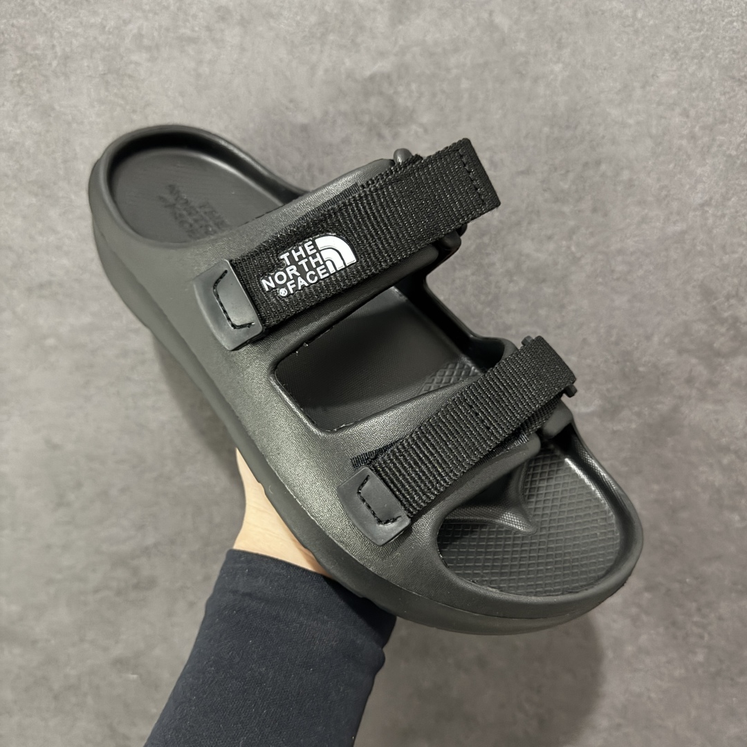 图片[3]-【公司级】The North Face TNF北脸 北面溯溪鞋男户外耐磨轻便沙滩凉鞋 一脚蹬 拖鞋，从外观上看，这款凉鞋采用了简约而不失时尚的设计风格，无论是搭配休闲装还是运动装都能轻松驾驭。鞋面选用了柔韧耐久的材料，确保了长时间穿着的舒适性和耐用性。同时，魔术贴搭扣的设计更是为鞋子增添了一抹亮色，不仅方便灵活调节松紧度，还能有效避免脚背压迫感，适合各种脚型的人群穿着。中底部分，The North Face北面凉鞋46BH采用了双密度注模EVA材料。这种材料具有优异的缓震性能和耐磨性，能够有效减少磨损并提供更多防护。无论是在崎岖的山路上行走还是在平坦的城市街道上漫步，它都能为你的双脚提供稳定的支撑和舒适的体验。外底方面，这款凉鞋同样表现出色。抓地耐磨的外底设计使得鞋子具有出色的灵活性和抓地力，无论你是在湿滑的地面上行走还是在干燥的岩石上攀爬，它都能时刻保持步态平稳。此外，带有立体纹路设计的鞋底还增加了穿着的舒适度并减少了磨损的可能性。 尺码： 39-45 编码： AB210220-选品中心