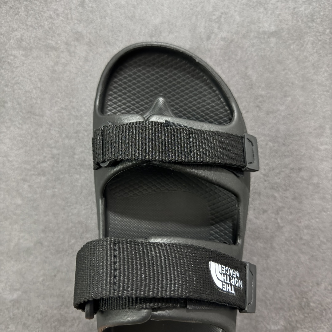 图片[8]-【公司级】The North Face TNF北脸 北面溯溪鞋男户外耐磨轻便沙滩凉鞋 一脚蹬 拖鞋，从外观上看，这款凉鞋采用了简约而不失时尚的设计风格，无论是搭配休闲装还是运动装都能轻松驾驭。鞋面选用了柔韧耐久的材料，确保了长时间穿着的舒适性和耐用性。同时，魔术贴搭扣的设计更是为鞋子增添了一抹亮色，不仅方便灵活调节松紧度，还能有效避免脚背压迫感，适合各种脚型的人群穿着。中底部分，The North Face北面凉鞋46BH采用了双密度注模EVA材料。这种材料具有优异的缓震性能和耐磨性，能够有效减少磨损并提供更多防护。无论是在崎岖的山路上行走还是在平坦的城市街道上漫步，它都能为你的双脚提供稳定的支撑和舒适的体验。外底方面，这款凉鞋同样表现出色。抓地耐磨的外底设计使得鞋子具有出色的灵活性和抓地力，无论你是在湿滑的地面上行走还是在干燥的岩石上攀爬，它都能时刻保持步态平稳。此外，带有立体纹路设计的鞋底还增加了穿着的舒适度并减少了磨损的可能性。 尺码： 39-45 编码： AB210220-选品中心