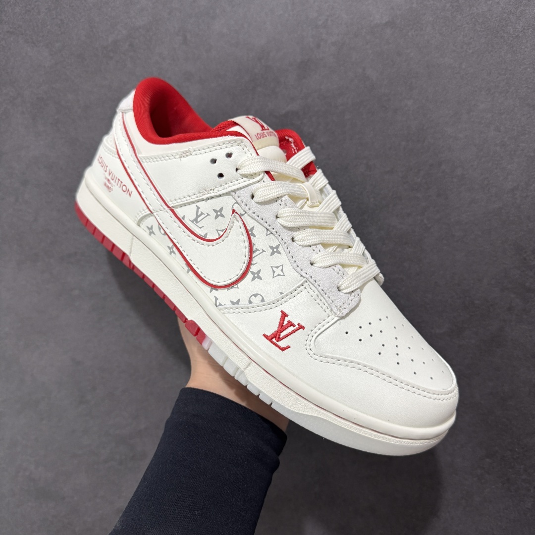 图片[3]-【定制版】Nk SB Dunk Low LV联名红白 3m反光 夜光效果 周年高端定制 低帮休闲板鞋 #高端定制鞋盒 大厂纯原品质出货 超高清洁度 皮料切割干净无任何毛边 细节完美 原厂OrthoLite（欧索莱）缓冲环保去味海绵鞋垫‼️ 货号：CH8311-275 尺码：36 36.5 37.5 38 38.5 39 40 40.5 41 42 42.5 43 44 44.5 45-选品中心