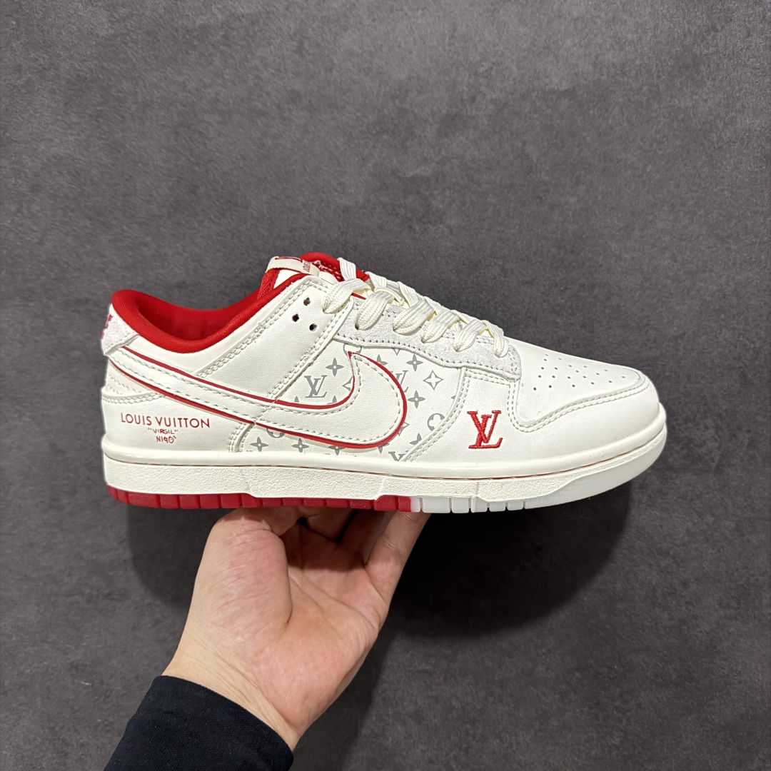 【定制版】Nk SB Dunk Low LV联名红白 3m反光 夜光效果 周年高端定制 低帮休闲板鞋 #高端定制鞋盒 大厂纯原品质出货 超高清洁度 皮料切割干净无任何毛边 细节完美 原厂OrthoLite（欧索莱）缓冲环保去味海绵鞋垫‼️ 货号：CH8311-275 尺码：36 36.5 37.5 38 38.5 39 40 40.5 41 42 42.5 43 44 44.5 45-选品中心