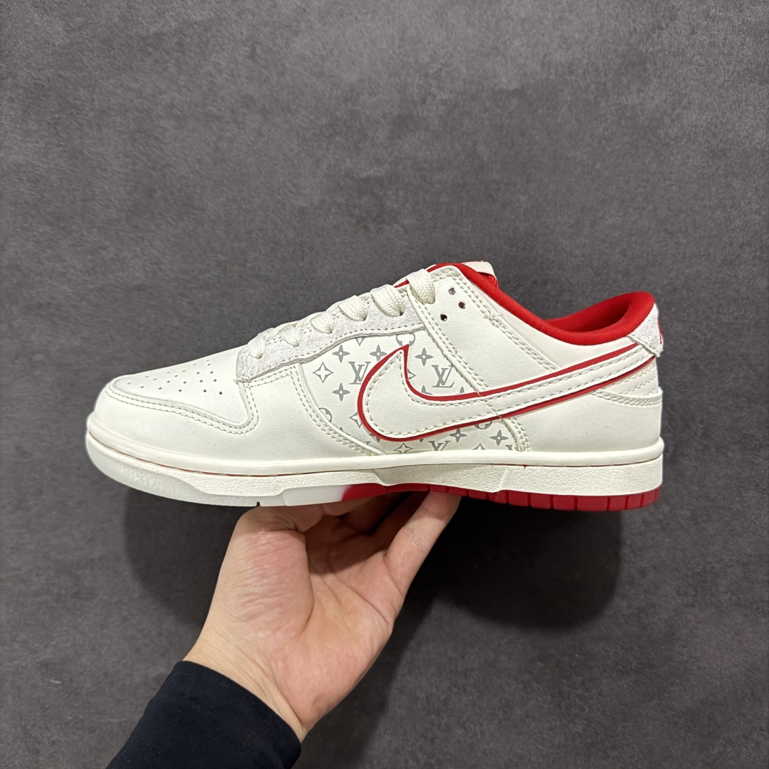 图片[2]-【定制版】Nk SB Dunk Low LV联名红白 3m反光 夜光效果 周年高端定制 低帮休闲板鞋 #高端定制鞋盒 大厂纯原品质出货 超高清洁度 皮料切割干净无任何毛边 细节完美 原厂OrthoLite（欧索莱）缓冲环保去味海绵鞋垫‼️ 货号：CH8311-275 尺码：36 36.5 37.5 38 38.5 39 40 40.5 41 42 42.5 43 44 44.5 45-选品中心