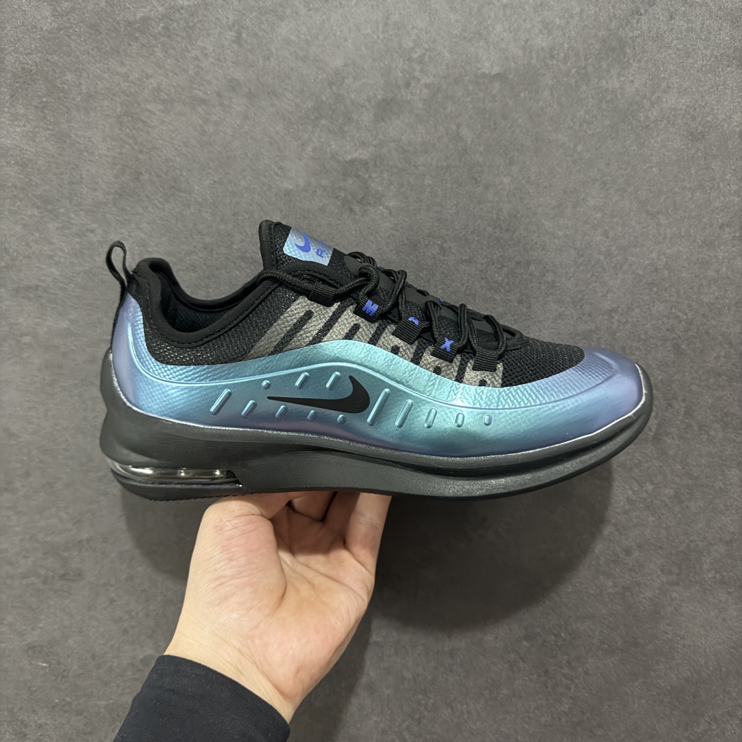 【公司级】Nike Air Max Axis 男女子运动鞋气垫缓震轻便休闲运动跑步网面透气舒适日常慢跑鞋 时尚的无缝覆面和透气网眼布演绎时尚外观。流线型中底和独特后跟设计，以醒目新颖方式传达 Max Air 的缓震性能。 外露 Max Air 缓震配置起初专为提高跑步表现打造，缔造舒适穿着体验 波浪形无缝覆面颂扬 98 款，织带鞋眼呼应 95 款设计，侧面的 Swoosh 标志再现 97 款特色 多层无缝覆面塑就简洁利落外观，打造微妙的分层效果 鞋面采用透气网眼设计，增强层次感和透气性 泡棉中底，兼具轻盈舒适感和回弹缓震性能，长度延伸至鞋头和后跟，提升耐穿性 货号：AA2148-005 尺码：36-44含半码-选品中心
