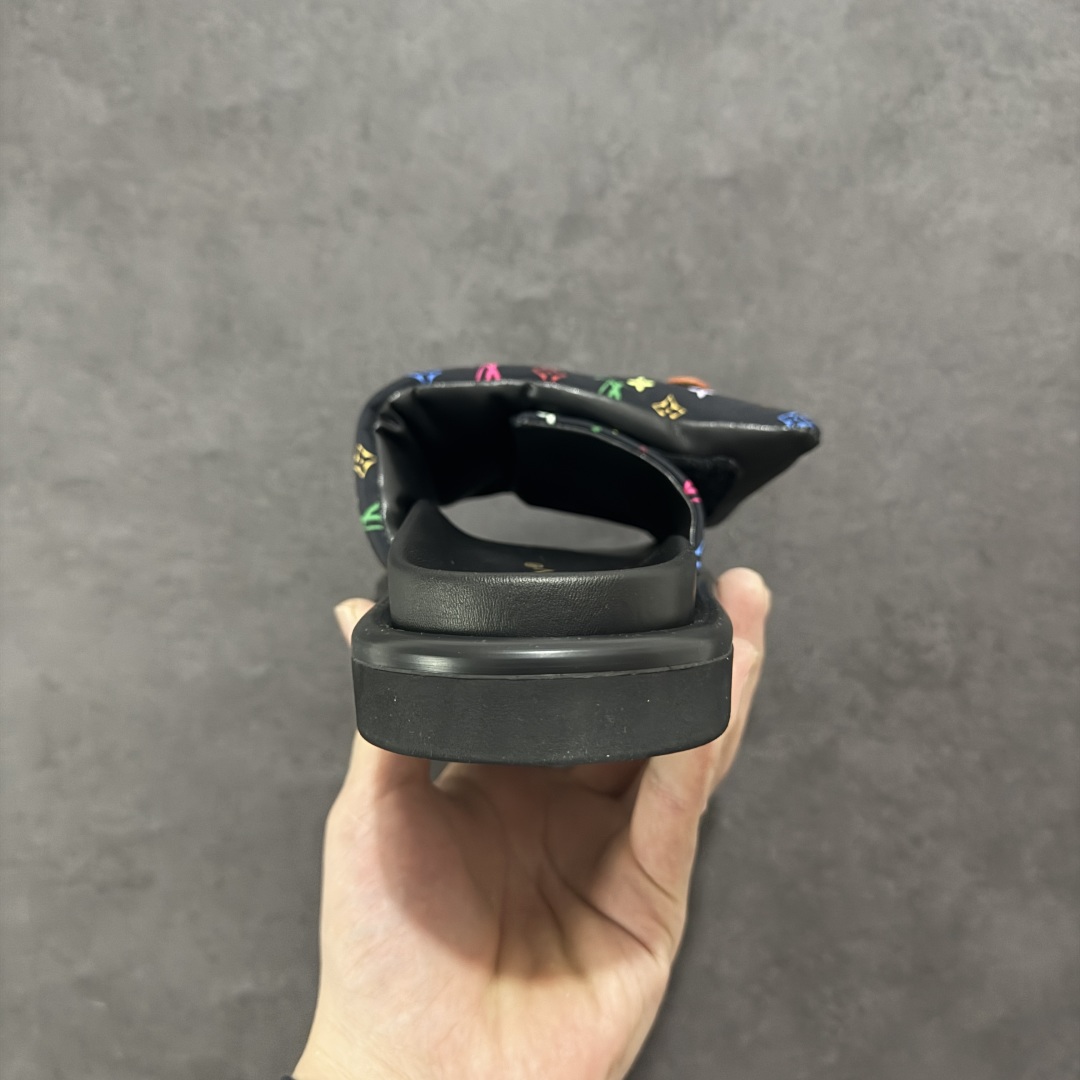 图片[4]-【广东礼盒版】LOUIS VUITTON ｜路易威登2025ss最新春夏款 村上隆/Takashi Murakami x LOUIS VUITTON 皮革 圆头套脚一字拖鞋 女款 白色 室内外穿着皆宜。纯羊羔毛材质，鞋面受专水台高密度发泡材质，轻盈舒适，鞋底厚度3.5。 上脚超显腿长 SZ：35 36 37 38 39 40 41 42 43-选品中心