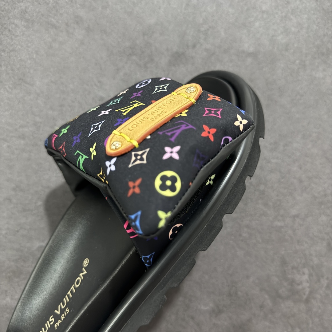 图片[5]-【广东礼盒版】LOUIS VUITTON ｜路易威登2025ss最新春夏款 村上隆/Takashi Murakami x LOUIS VUITTON 皮革 圆头套脚一字拖鞋 女款 白色 室内外穿着皆宜。纯羊羔毛材质，鞋面受专水台高密度发泡材质，轻盈舒适，鞋底厚度3.5。 上脚超显腿长 SZ：35 36 37 38 39 40 41 42 43-选品中心