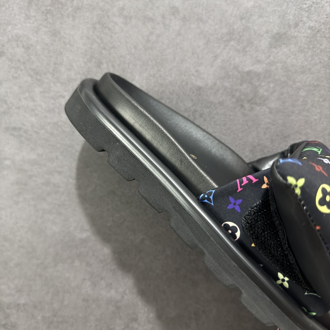 图片[6]-【广东礼盒版】LOUIS VUITTON ｜路易威登2025ss最新春夏款 村上隆/Takashi Murakami x LOUIS VUITTON 皮革 圆头套脚一字拖鞋 女款 白色 室内外穿着皆宜。纯羊羔毛材质，鞋面受专水台高密度发泡材质，轻盈舒适，鞋底厚度3.5。 上脚超显腿长 SZ：35 36 37 38 39 40 41 42 43-选品中心