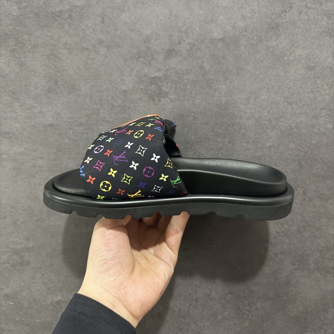 图片[2]-【广东礼盒版】LOUIS VUITTON ｜路易威登2025ss最新春夏款 村上隆/Takashi Murakami x LOUIS VUITTON 皮革 圆头套脚一字拖鞋 女款 白色 室内外穿着皆宜。纯羊羔毛材质，鞋面受专水台高密度发泡材质，轻盈舒适，鞋底厚度3.5。 上脚超显腿长 SZ：35 36 37 38 39 40 41 42 43-选品中心