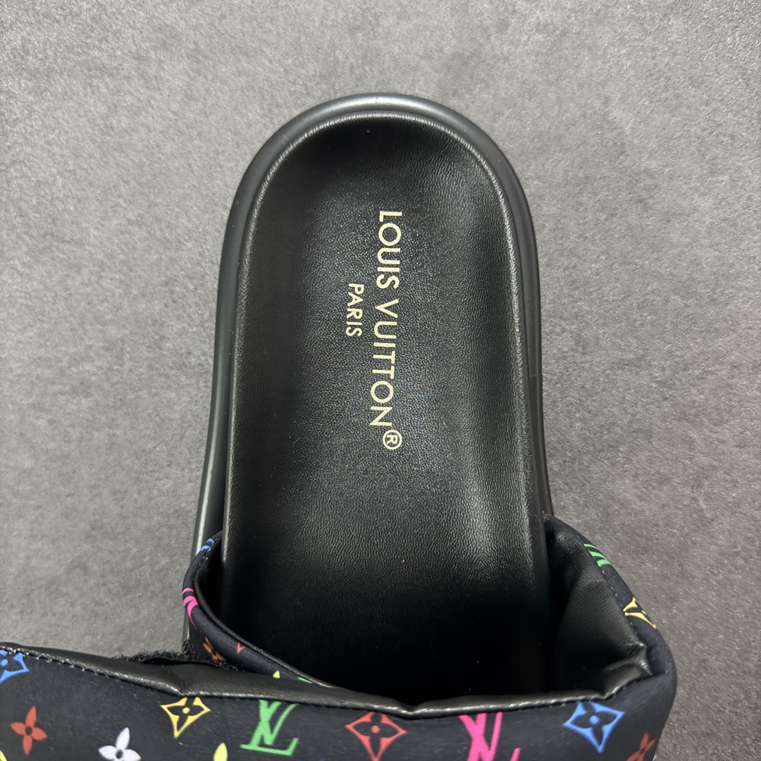 图片[7]-【广东礼盒版】LOUIS VUITTON ｜路易威登2025ss最新春夏款 村上隆/Takashi Murakami x LOUIS VUITTON 皮革 圆头套脚一字拖鞋 女款 白色 室内外穿着皆宜。纯羊羔毛材质，鞋面受专水台高密度发泡材质，轻盈舒适，鞋底厚度3.5。 上脚超显腿长 SZ：35 36 37 38 39 40 41 42 43-选品中心