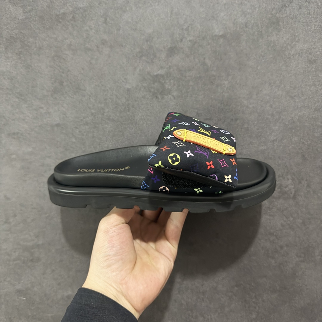 【广东礼盒版】LOUIS VUITTON |路易威登2025ss最新春夏款 村上隆/Takashi Murakami x LOUIS VUITTON 皮革 圆头套脚一字拖鞋 女款 白色 室内外穿着皆宜。纯羊羔毛材质,鞋面受专水台高密度发泡材质,轻盈舒适,鞋底厚度3.5。 上脚超显腿长 SZ:35 36 37 38 39 40 41 42 43-选品中心