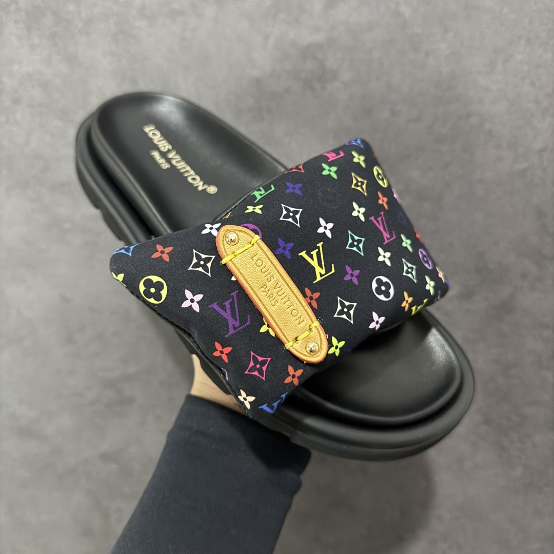 图片[3]-【广东礼盒版】LOUIS VUITTON ｜路易威登2025ss最新春夏款 村上隆/Takashi Murakami x LOUIS VUITTON 皮革 圆头套脚一字拖鞋 女款 白色 室内外穿着皆宜。纯羊羔毛材质，鞋面受专水台高密度发泡材质，轻盈舒适，鞋底厚度3.5。 上脚超显腿长 SZ：35 36 37 38 39 40 41 42 43-选品中心