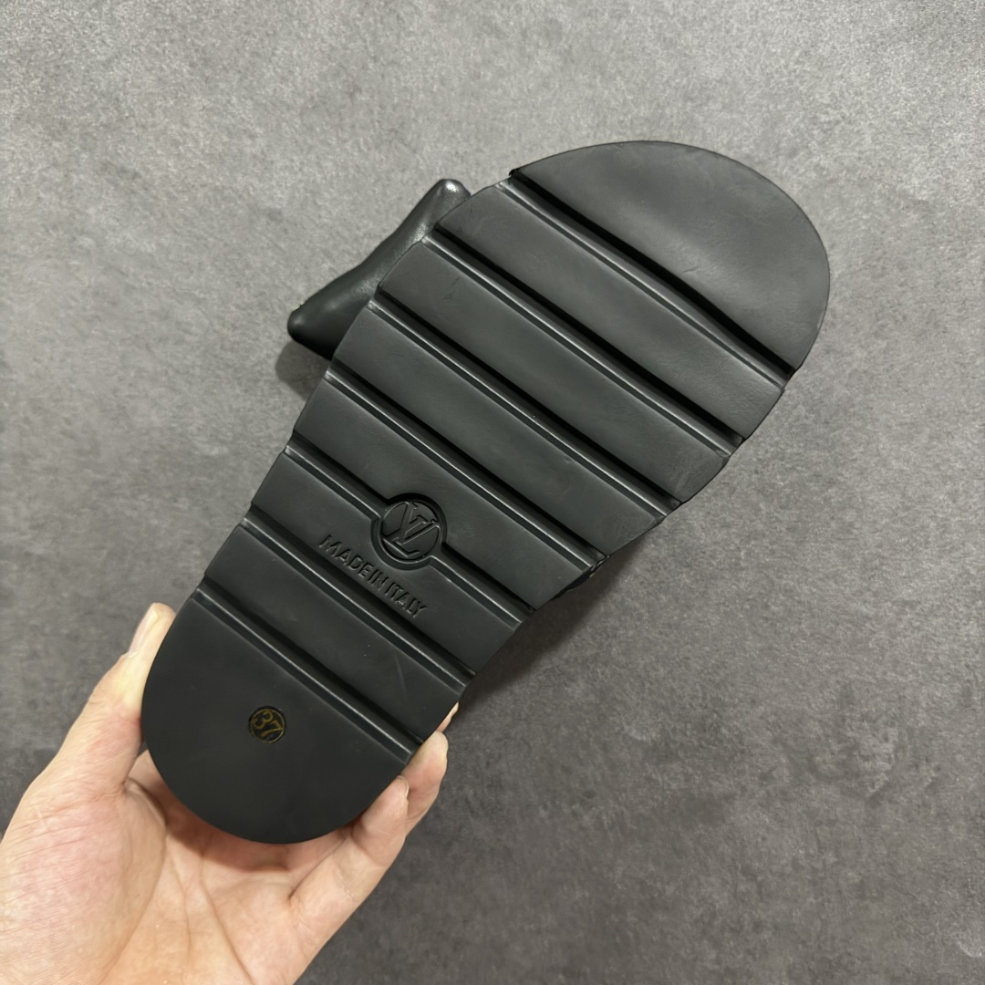 图片[9]-【广东礼盒版】LOUIS VUITTON ｜路易威登2025ss最新春夏款 村上隆/Takashi Murakami x LOUIS VUITTON 皮革 圆头套脚一字拖鞋 女款 白色 室内外穿着皆宜。纯羊羔毛材质，鞋面受专水台高密度发泡材质，轻盈舒适，鞋底厚度3.5。 上脚超显腿长 SZ：35 36 37 38 39 40 41 42 43-选品中心