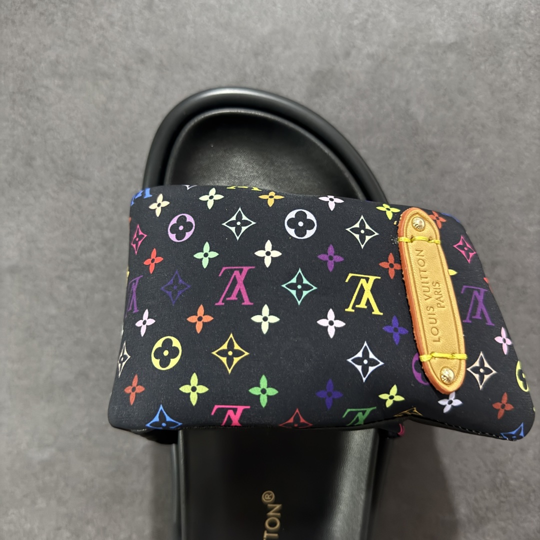 图片[8]-【广东礼盒版】LOUIS VUITTON ｜路易威登2025ss最新春夏款 村上隆/Takashi Murakami x LOUIS VUITTON 皮革 圆头套脚一字拖鞋 女款 白色 室内外穿着皆宜。纯羊羔毛材质，鞋面受专水台高密度发泡材质，轻盈舒适，鞋底厚度3.5。 上脚超显腿长 SZ：35 36 37 38 39 40 41 42 43-选品中心