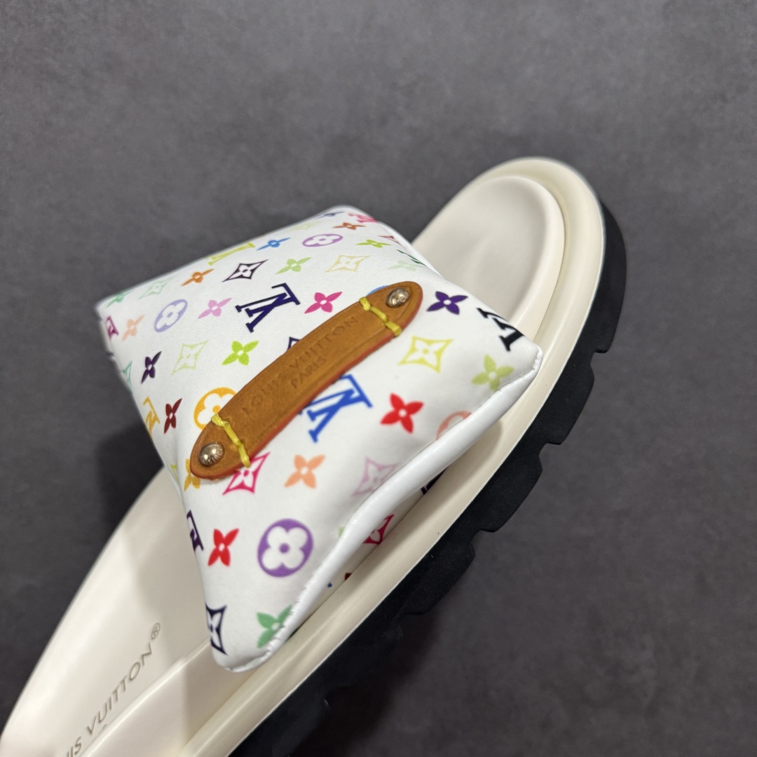 240 【广东礼盒版】LOUIS VUITTON ｜路易威登2025ss最新春夏款 村上隆/Takashi Murakami x LOUIS VUITTON 皮革 圆头套脚一字拖鞋 女款 白色