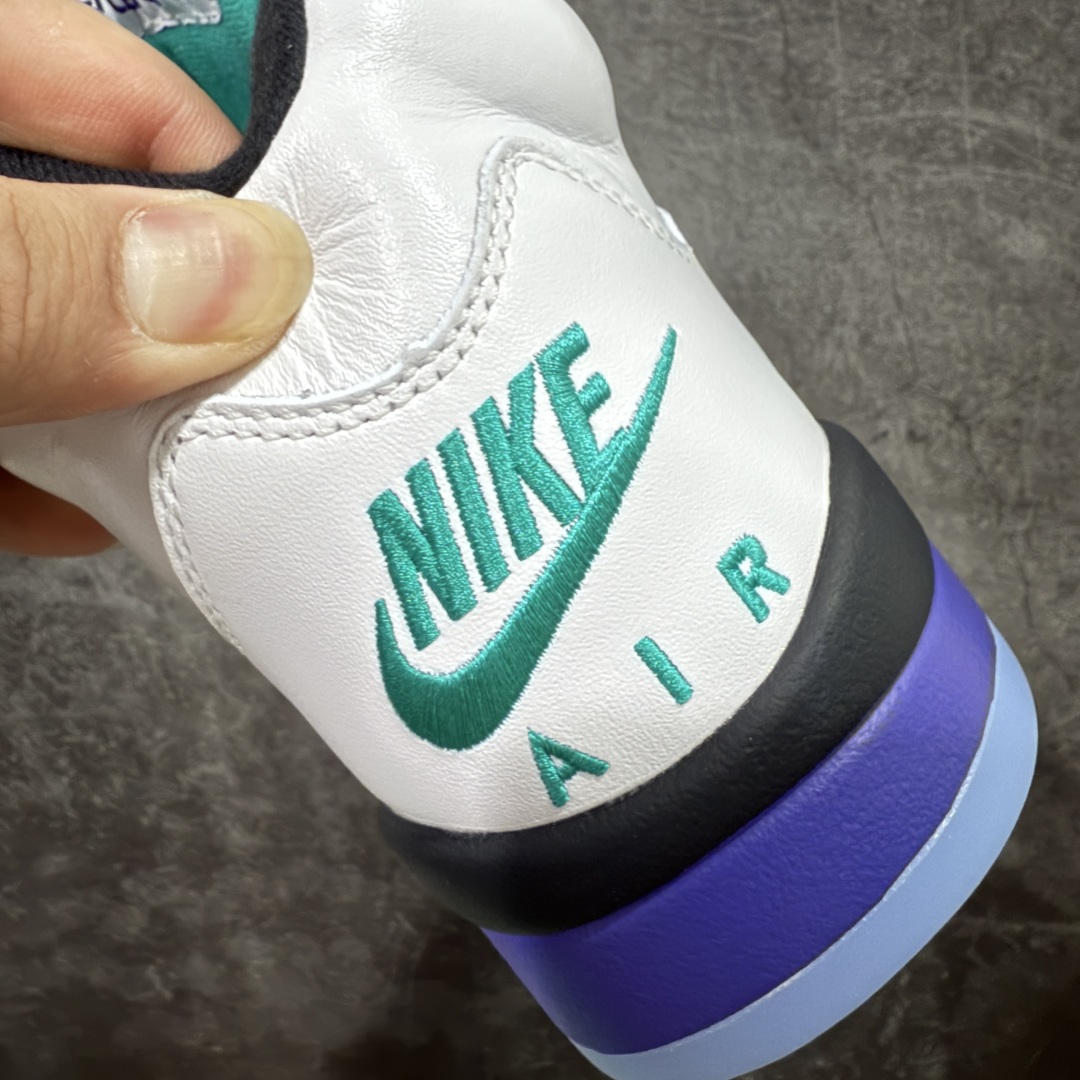 图片[2]-【原厂版本】Air Jordan 5 Retro \”Grape\” 高帮 白紫色 AJ5 乔丹5代 aj5 乔5 高邦 白紫色 乔丹篮球鞋系列 鞋身整体采用白色优质皮革打造，鞋身侧面的透气网格则使用白色呈现，标志性的鲨鱼锯齿元素则采用蓝色点缀，鞋舌部分辅以紫色织物呈现，并且带有蓝色Jumpman Logo点缀；中底可视化透明气垫，后跟Nike Swoosh Logo及Air采用蓝色刺绣点缀，与鞋舌相呼应。中底部分的蓝色鲨鱼齿非常醒目，鞋底使用紫色中底搭配半透明水晶大底呈现，水晶大底下印有蓝色Jumpman Logos，为整个设计收尾。 货号：HQ7978-100 尺码：40 40.5 41 42 42.5 43 44 44.5 45 46 47.5 48.5-选品中心