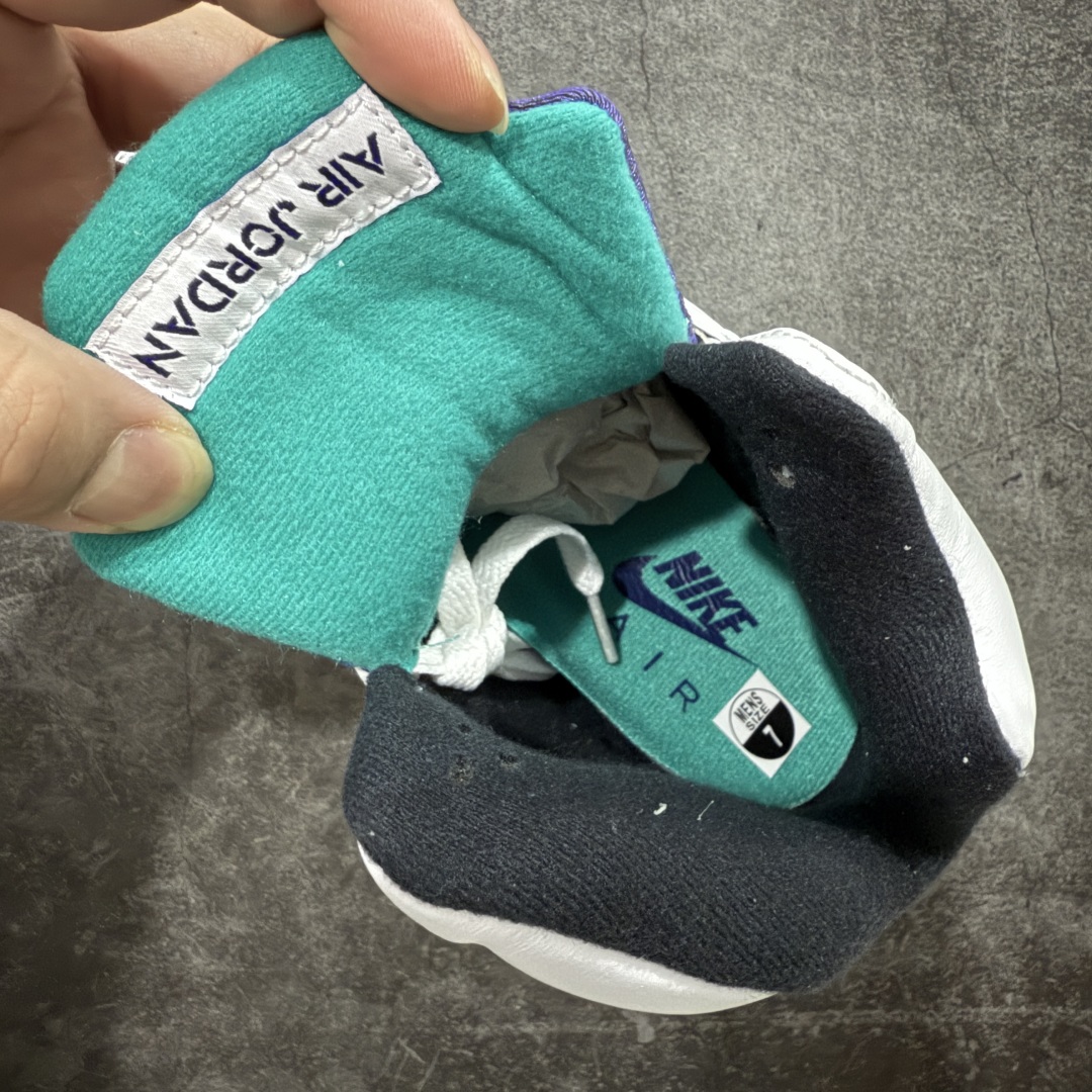 图片[6]-【原厂版本】Air Jordan 5 Retro \”Grape\” 高帮 白紫色 AJ5 乔丹5代 aj5 乔5 高邦 白紫色 乔丹篮球鞋系列 鞋身整体采用白色优质皮革打造，鞋身侧面的透气网格则使用白色呈现，标志性的鲨鱼锯齿元素则采用蓝色点缀，鞋舌部分辅以紫色织物呈现，并且带有蓝色Jumpman Logo点缀；中底可视化透明气垫，后跟Nike Swoosh Logo及Air采用蓝色刺绣点缀，与鞋舌相呼应。中底部分的蓝色鲨鱼齿非常醒目，鞋底使用紫色中底搭配半透明水晶大底呈现，水晶大底下印有蓝色Jumpman Logos，为整个设计收尾。 货号：HQ7978-100 尺码：40 40.5 41 42 42.5 43 44 44.5 45 46 47.5 48.5-选品中心
