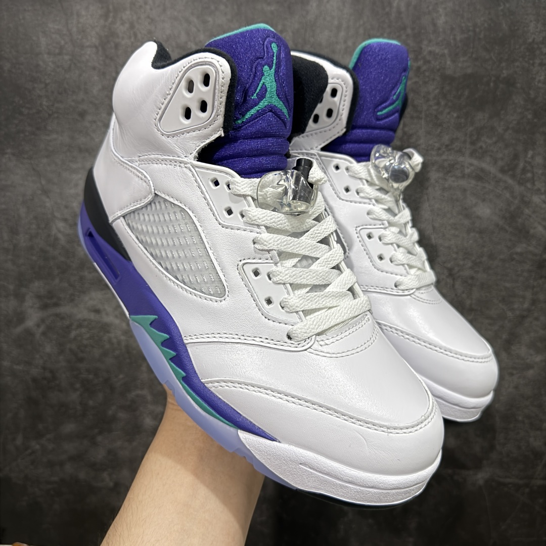 【原厂版本】Air Jordan 5 Retro \”Grape\” 高帮 白紫色 AJ5 乔丹5代 aj5 乔5 高邦 白紫色 乔丹篮球鞋系列 鞋身整体采用白色优质皮革打造，鞋身侧面的透气网格则使用白色呈现，标志性的鲨鱼锯齿元素则采用蓝色点缀，鞋舌部分辅以紫色织物呈现，并且带有蓝色Jumpman Logo点缀；中底可视化透明气垫，后跟Nike Swoosh Logo及Air采用蓝色刺绣点缀，与鞋舌相呼应。中底部分的蓝色鲨鱼齿非常醒目，鞋底使用紫色中底搭配半透明水晶大底呈现，水晶大底下印有蓝色Jumpman Logos，为整个设计收尾。 货号：HQ7978-100 尺码：40 40.5 41 42 42.5 43 44 44.5 45 46 47.5 48.5-选品中心